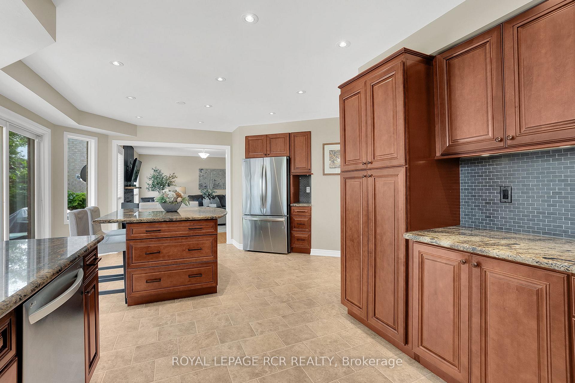 Photo 4 of 9 Schaefer Place, Caledon, Bolton North — HOMEH