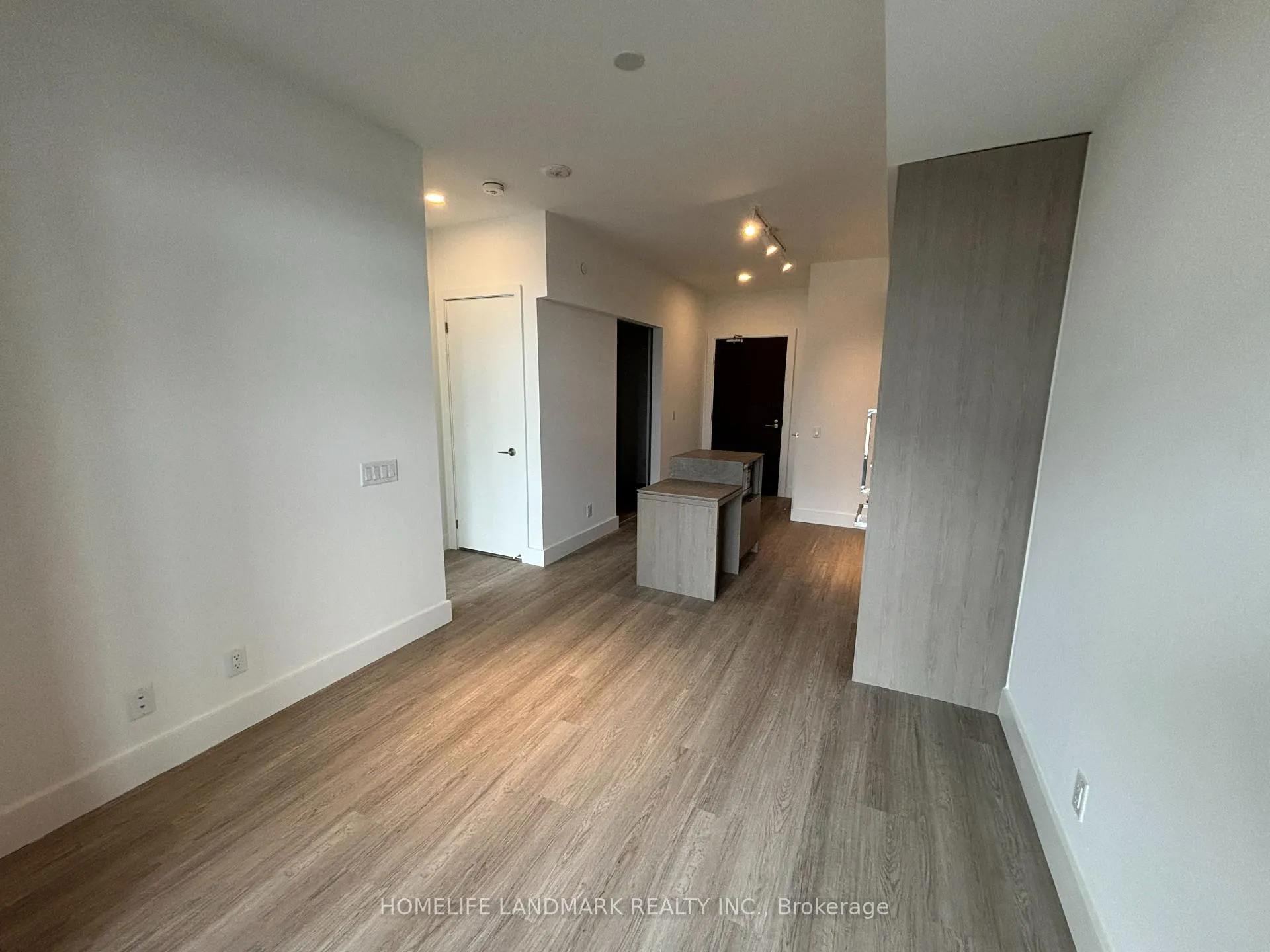 Photo 3 of Unit 619, 6 Greenbriar Road, North York, Bayview Village — HOMEH