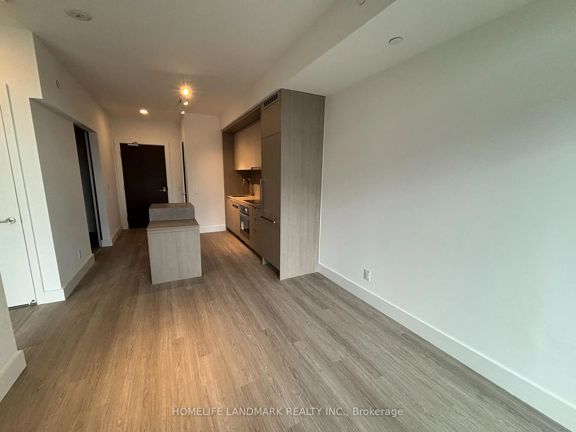 Photo 4 of Unit 619, 6 Greenbriar Road, North York, Bayview Village — HOMEH