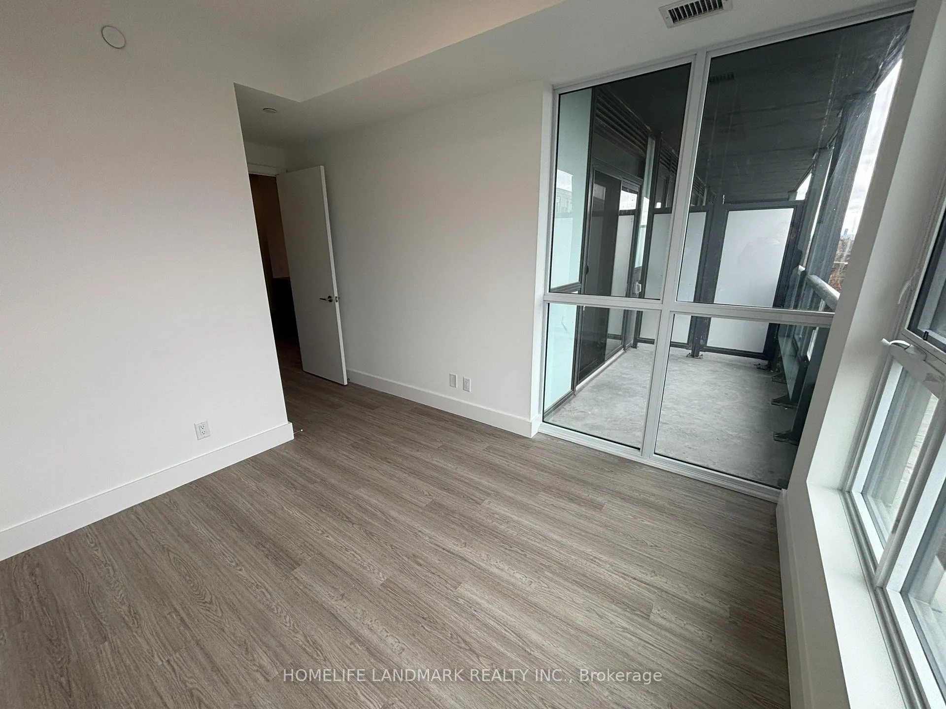 Photo 10 of Unit 619, 6 Greenbriar Road, North York, Bayview Village — HOMEH