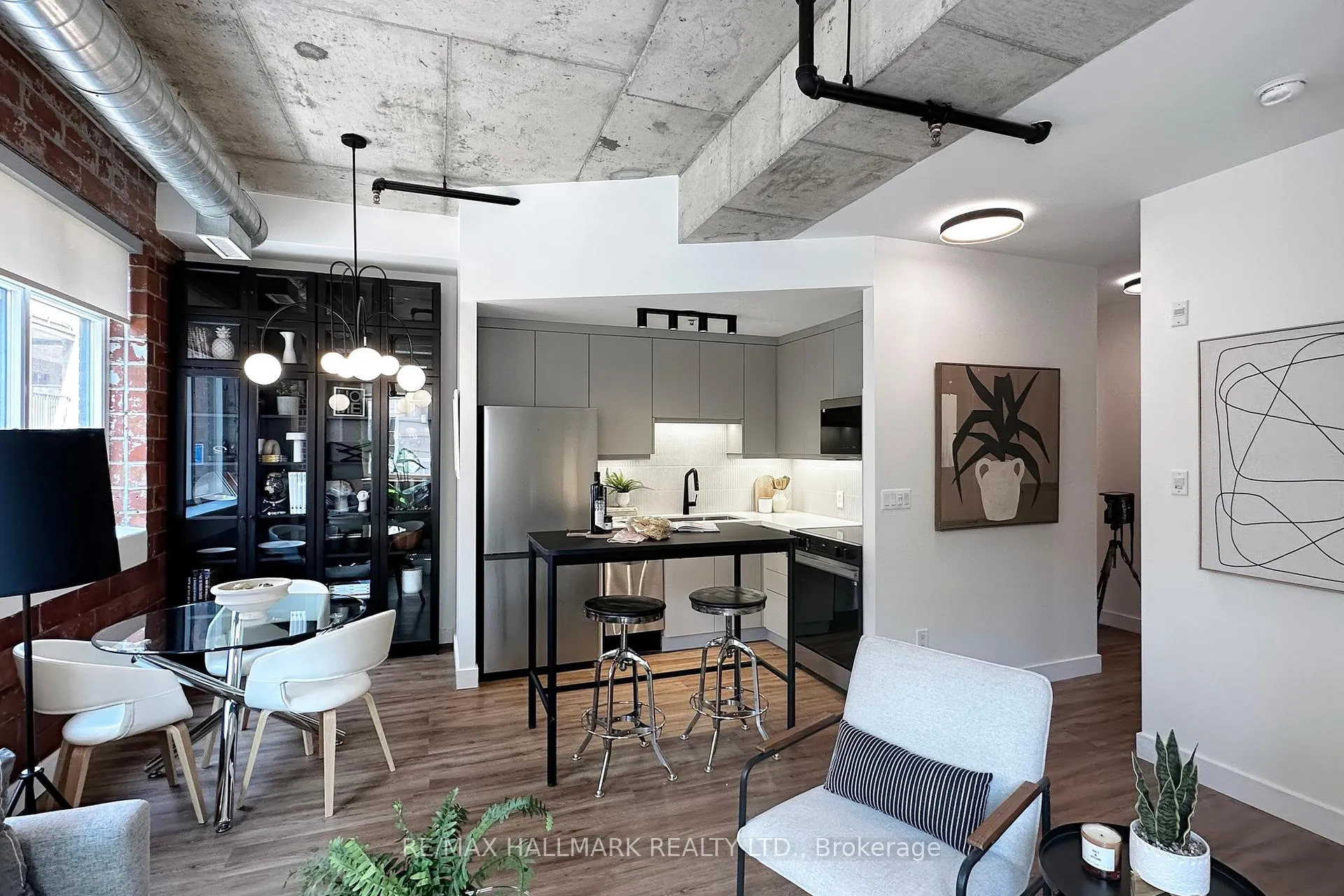 Photo 2 of Unit 206, 10 Wellesley Place, Toronto, North St. James Town — HOMEH