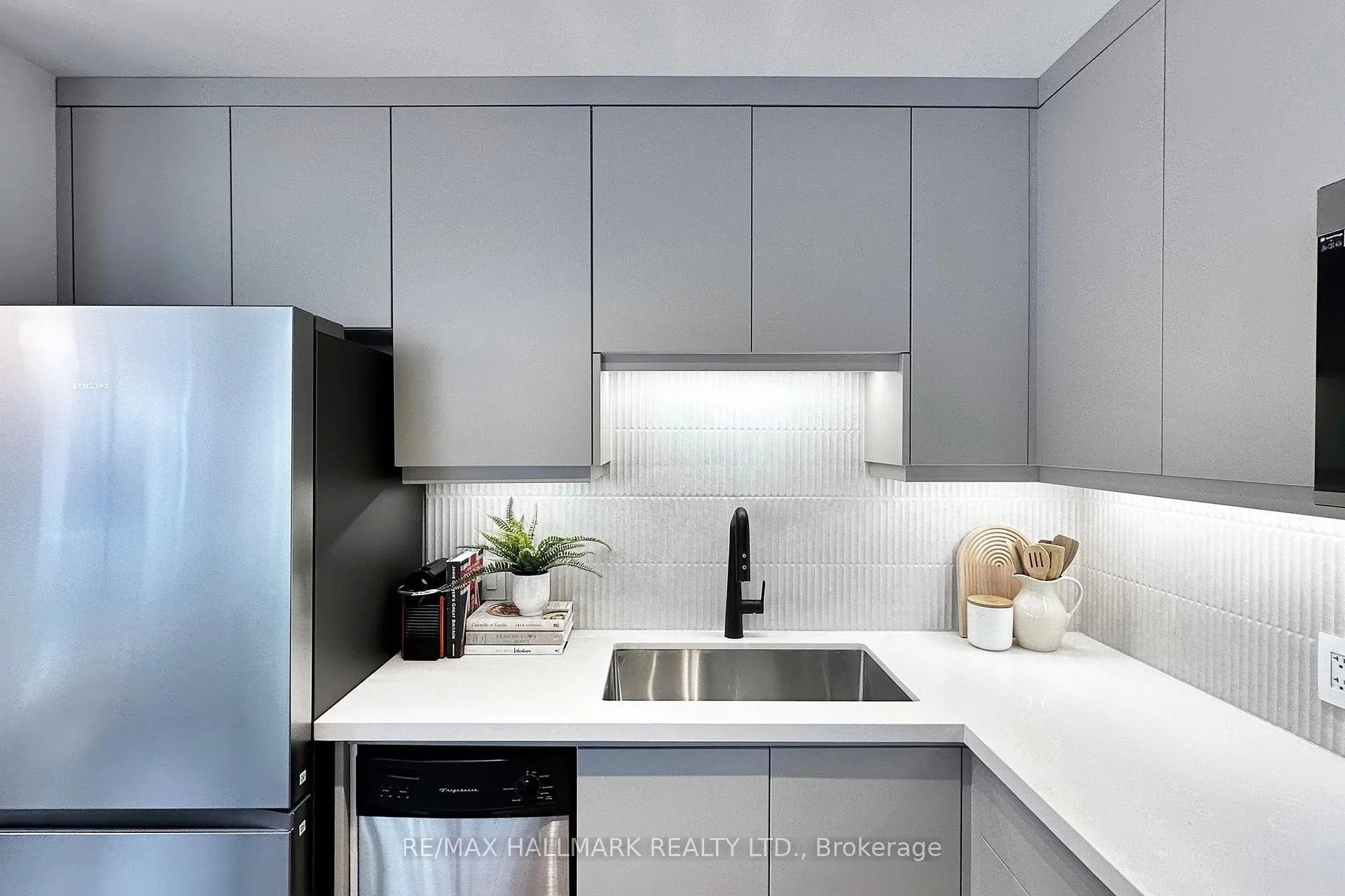Photo 9 of Unit 206, 10 Wellesley Place, Toronto, North St. James Town — HOMEH