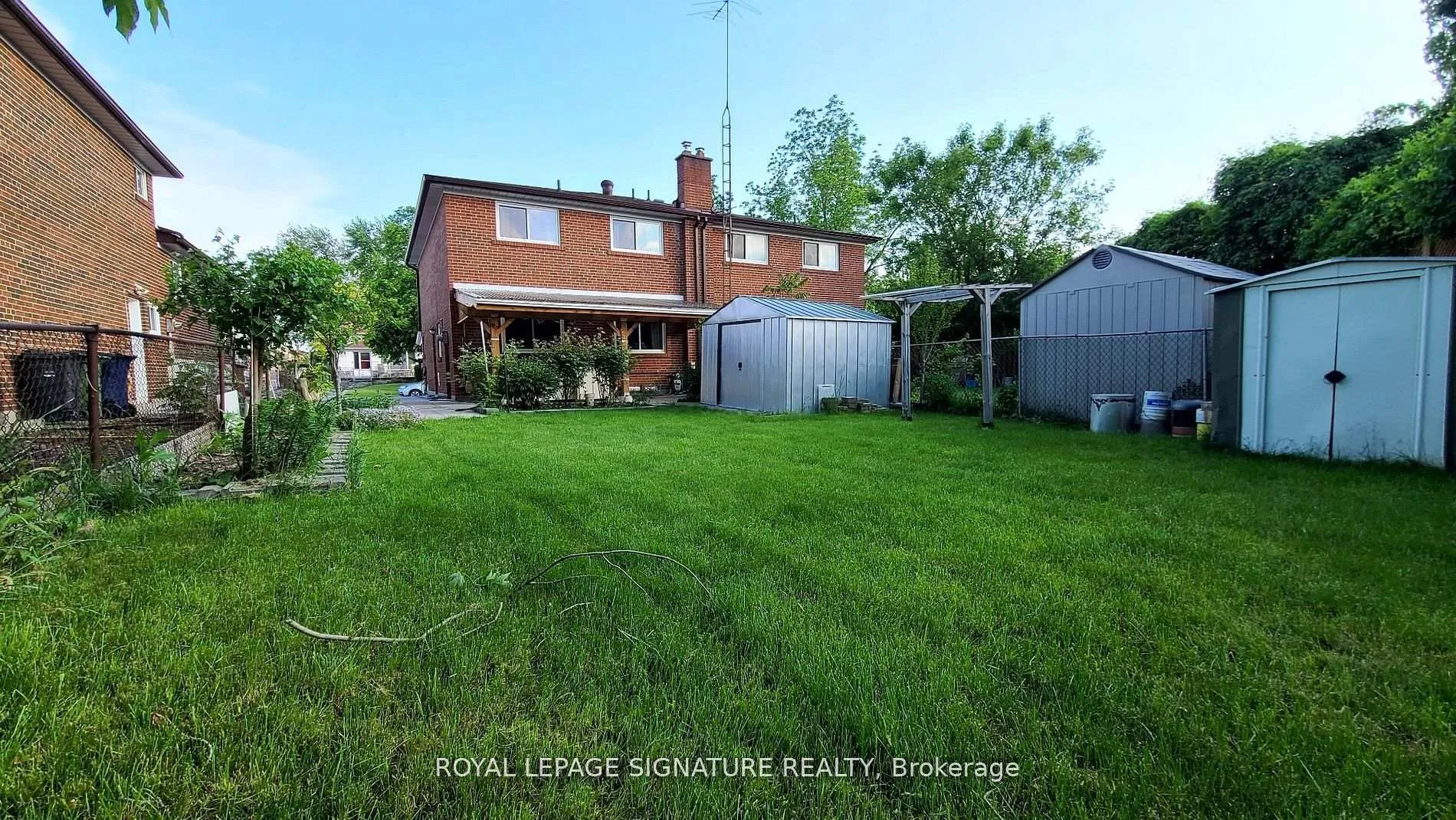 Photo 3 of 10 Painswick Crescent, North York, Pleasant View — HOMEH