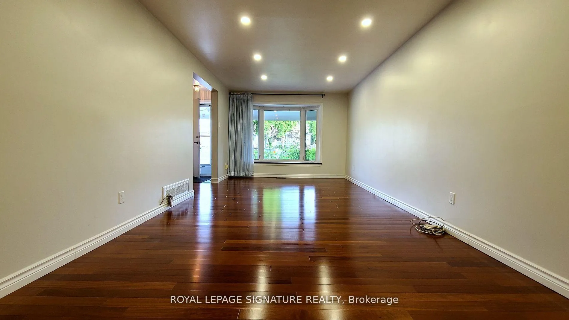 Photo 5 of 10 Painswick Crescent, North York, Pleasant View — HOMEH