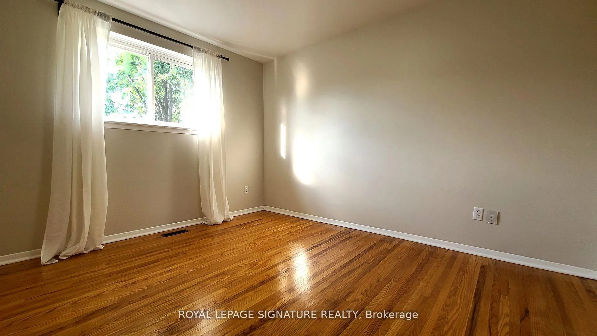 Photo 12 of 10 Painswick Crescent, North York, Pleasant View — HOMEH