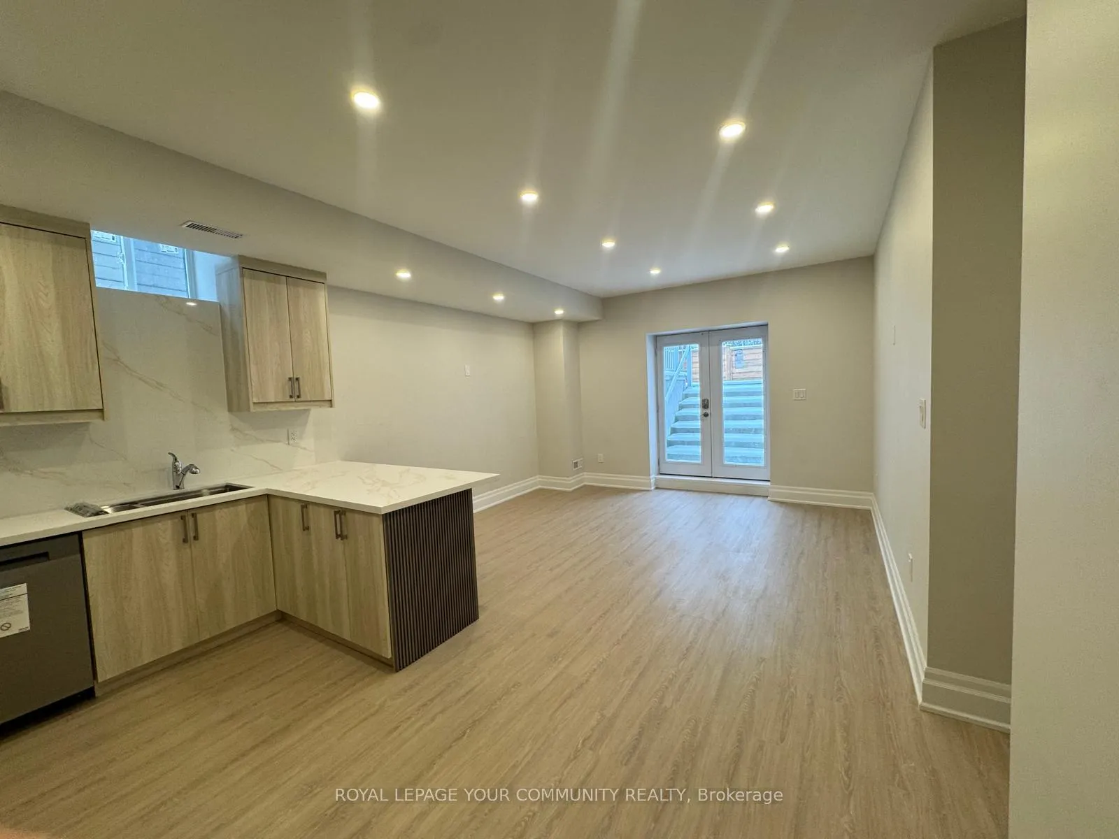 Photo 7 of 16 Maple Fields Circle, Aurora, Aurora Estates — HOMEH