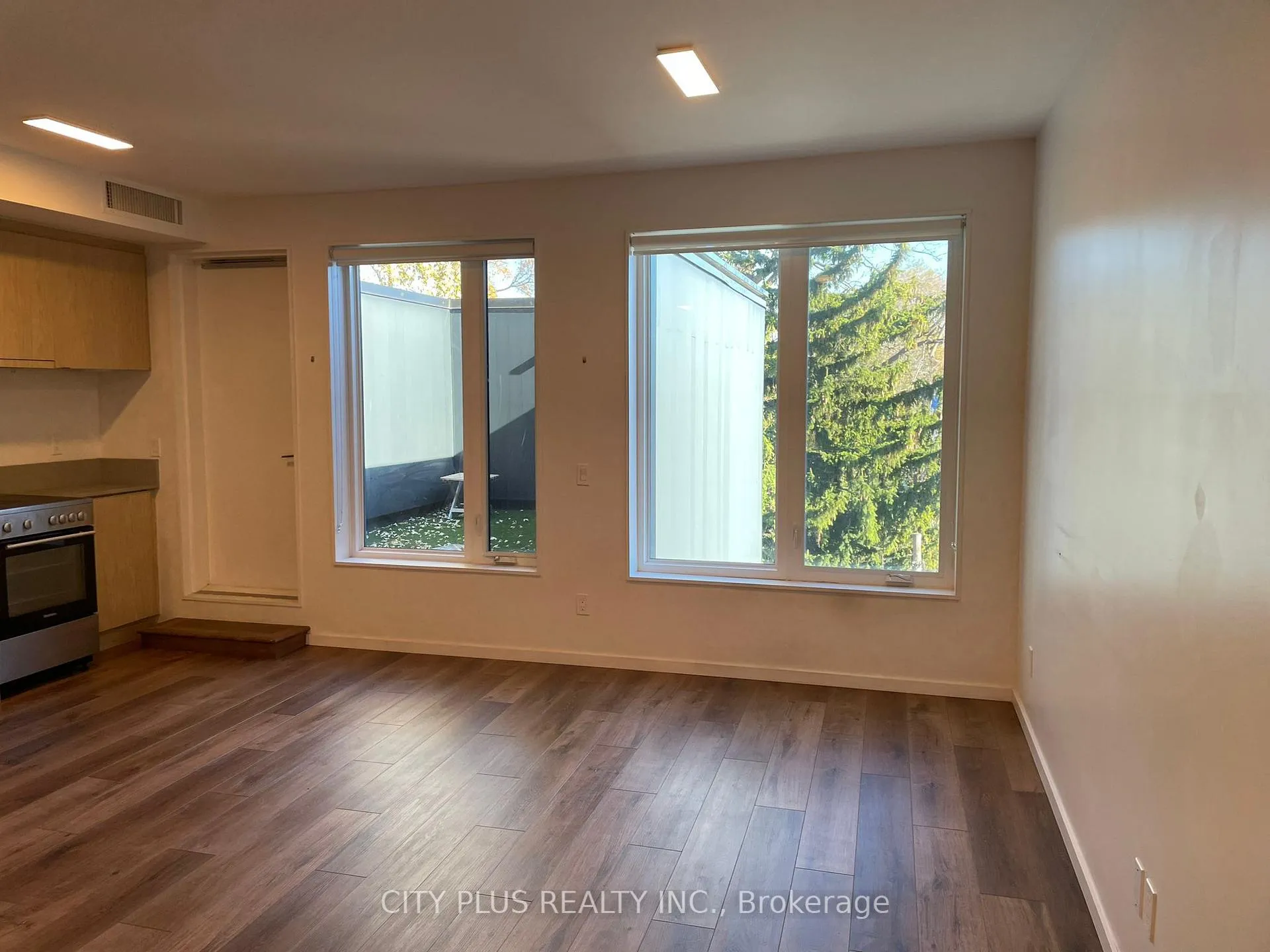 Photo 5 of Unit 304, 377 Broadview Avenue, Toronto, North Riverdale — HOMEH