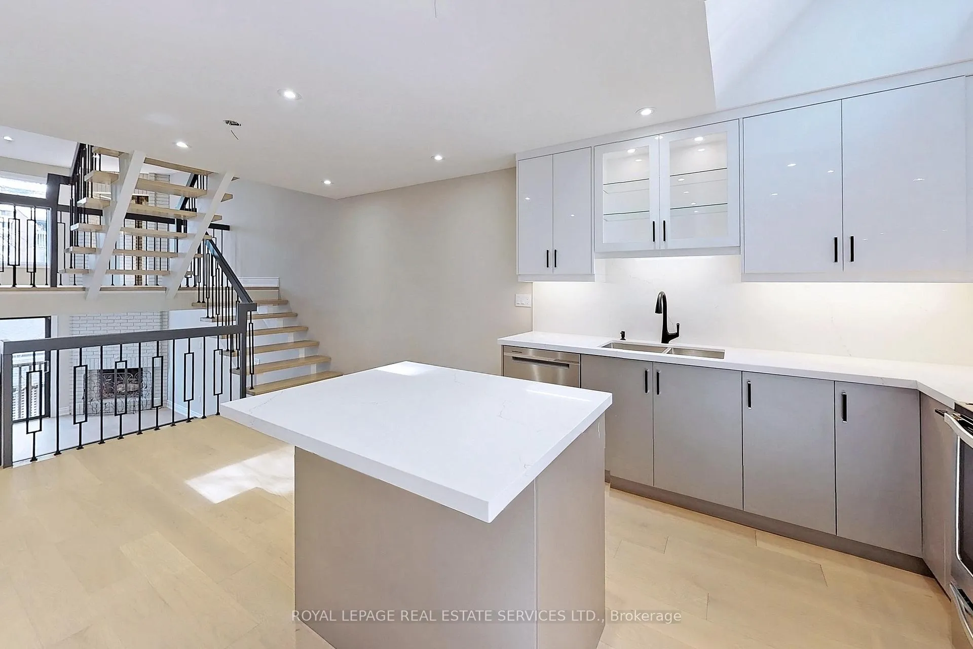 Photo 10 of 26A Dundonald Street, Toronto, Church-Yonge Corridor — HOMEH