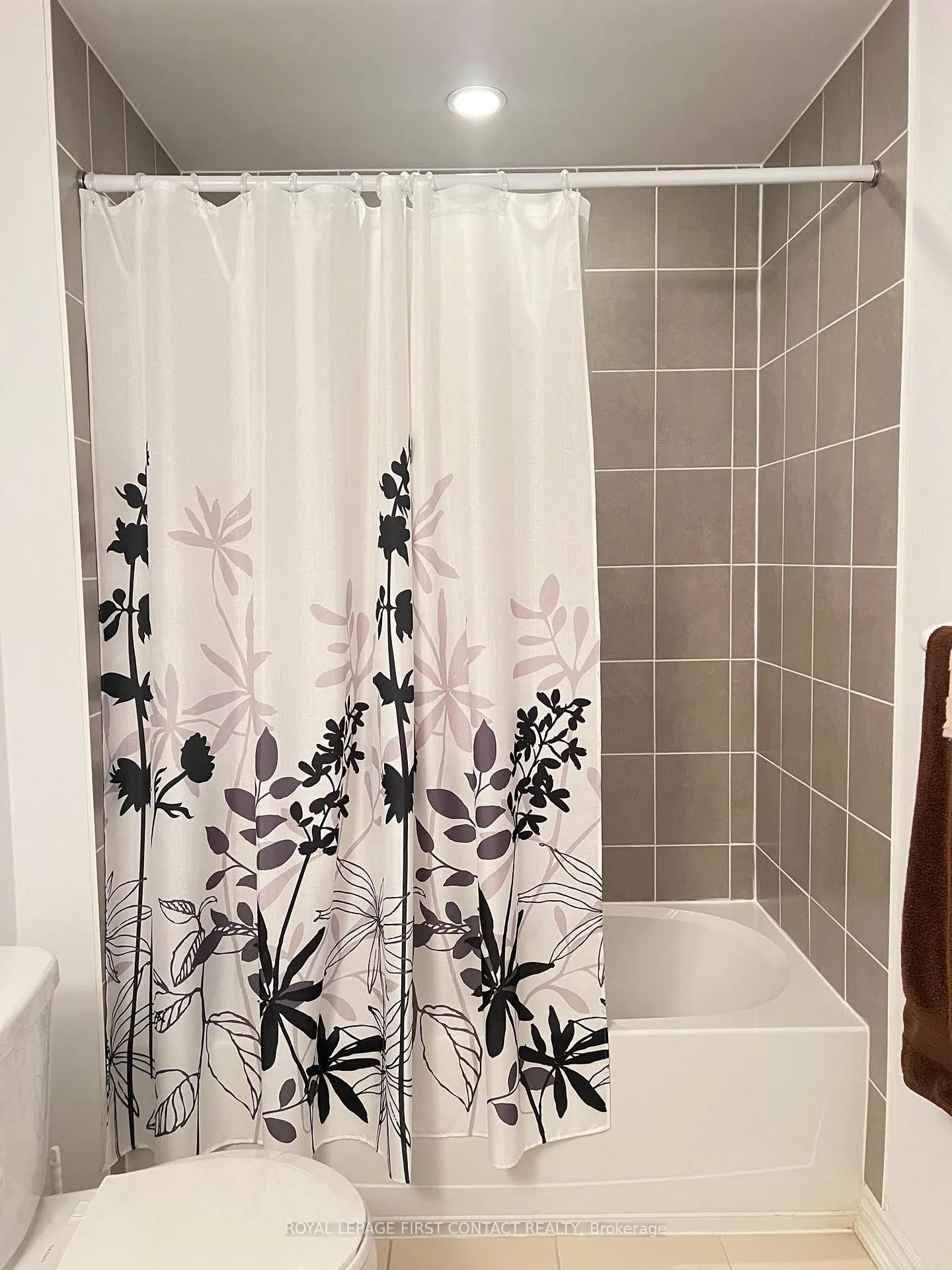 Photo 6 of Unit 403, 720 Yonge Street, Barrie, Painswick South — HOMEH