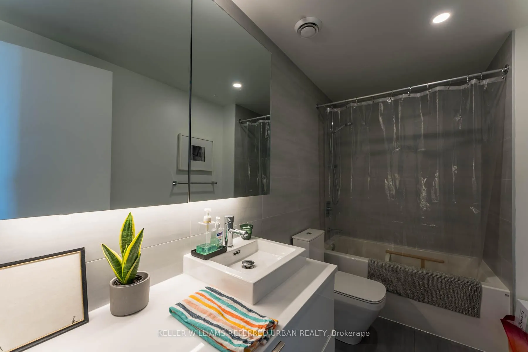 Photo 11 of Unit 807, 21 Lawren Harris Square, Toronto, Waterfront Communities — HOMEH