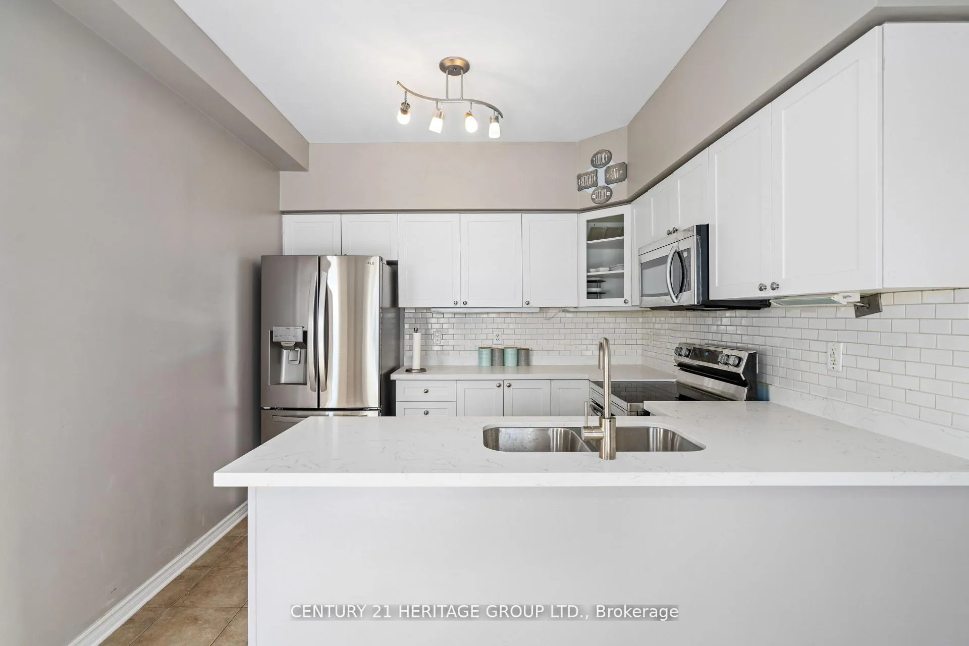 Photo 8 of 18 Tudor Crescent, Barrie, Innis-Shore — HOMEH