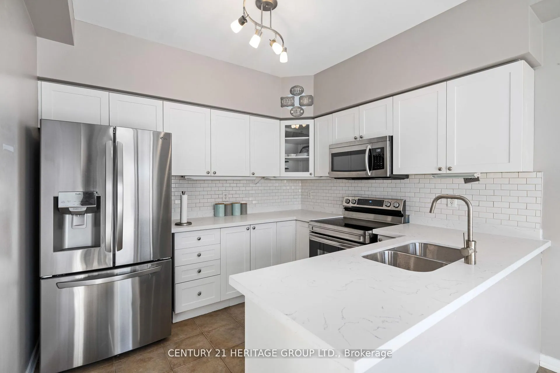 Photo 9 of 18 Tudor Crescent, Barrie, Innis-Shore — HOMEH