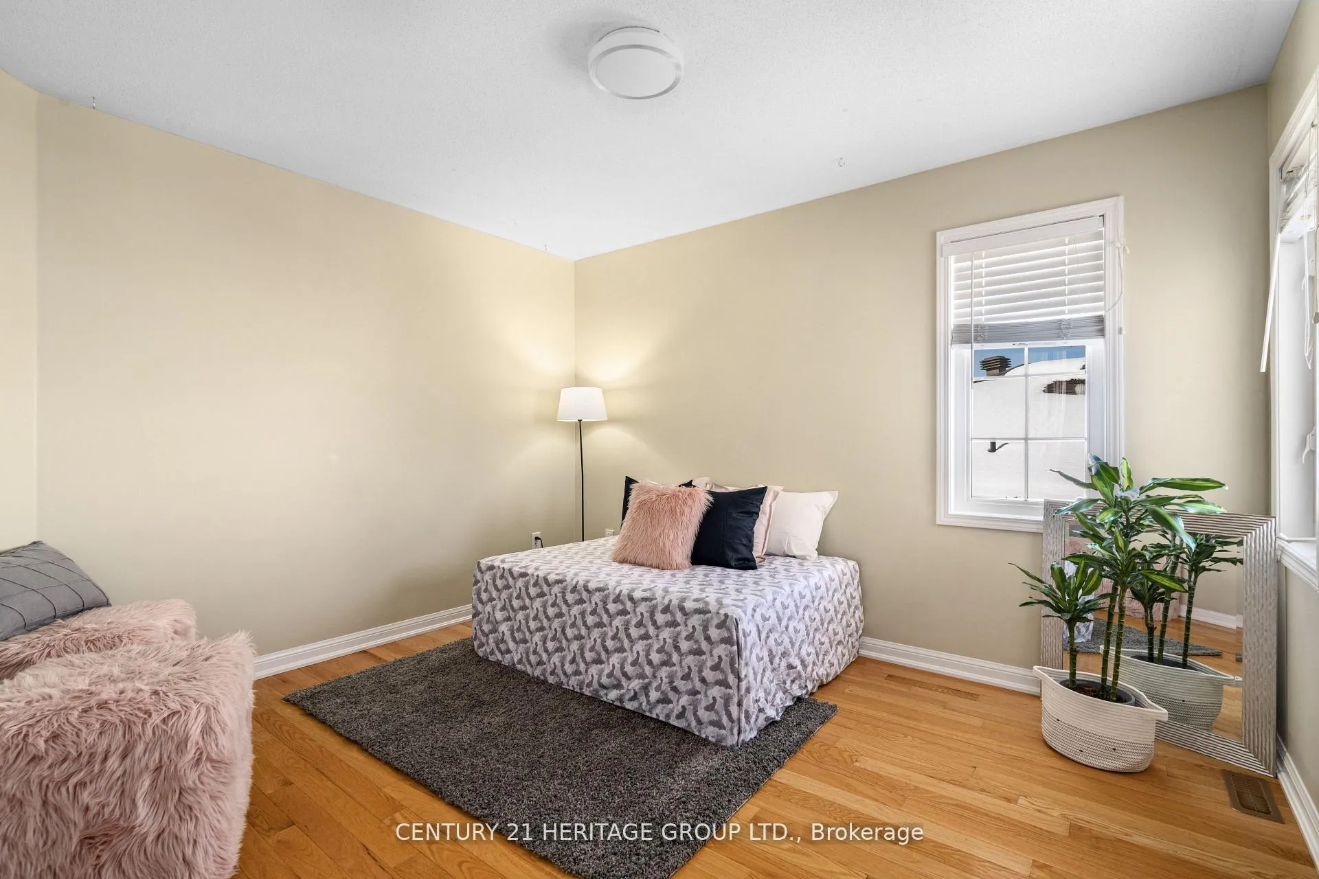 Photo 12 of 18 Tudor Crescent, Barrie, Innis-Shore — HOMEH