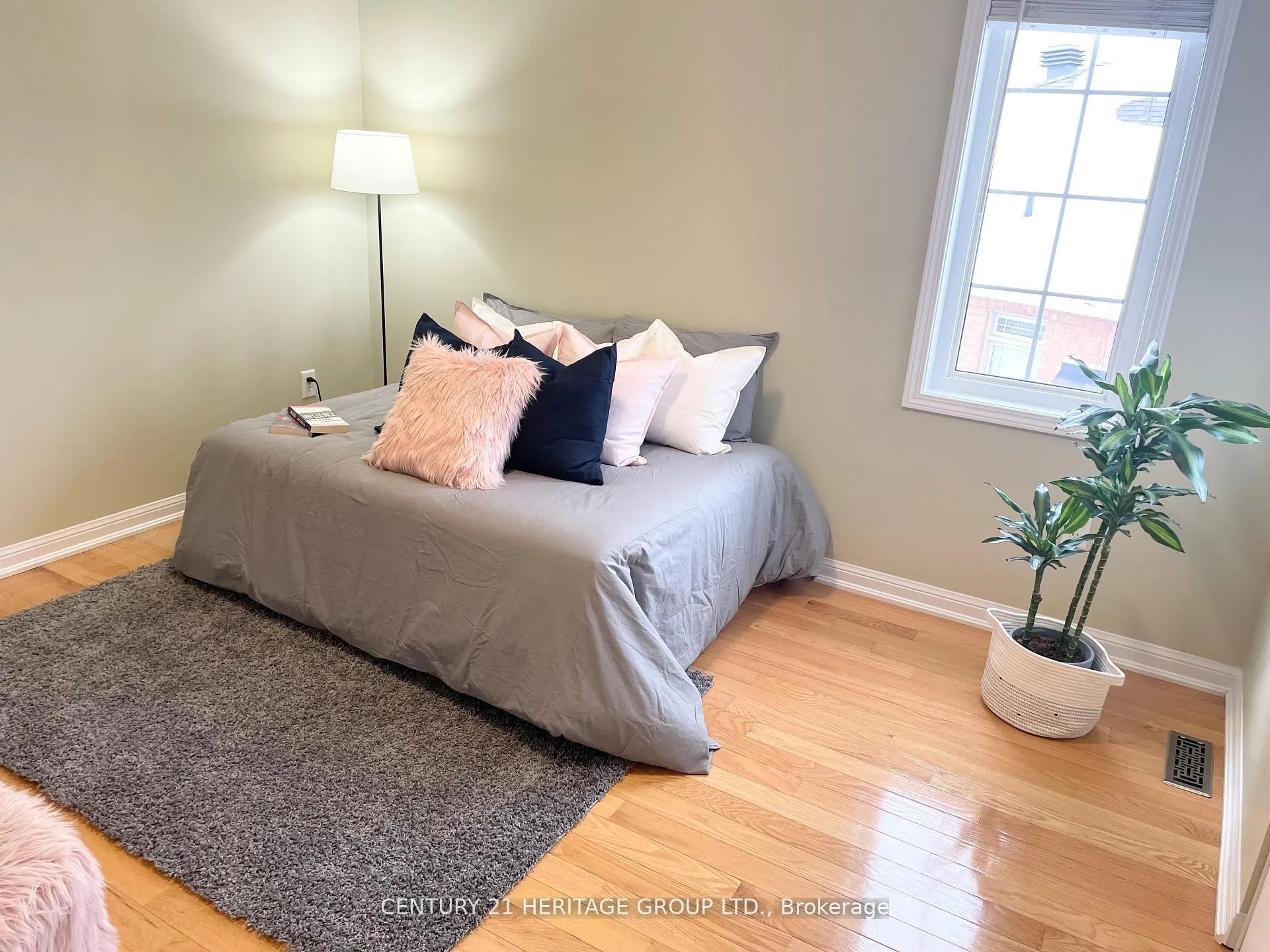 Photo 13 of 18 Tudor Crescent, Barrie, Innis-Shore — HOMEH