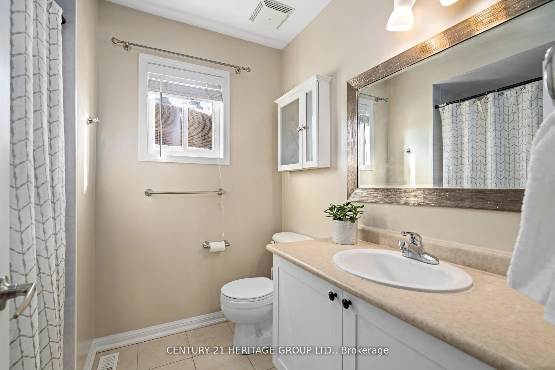 Photo 15 of 18 Tudor Crescent, Barrie, Innis-Shore — HOMEH