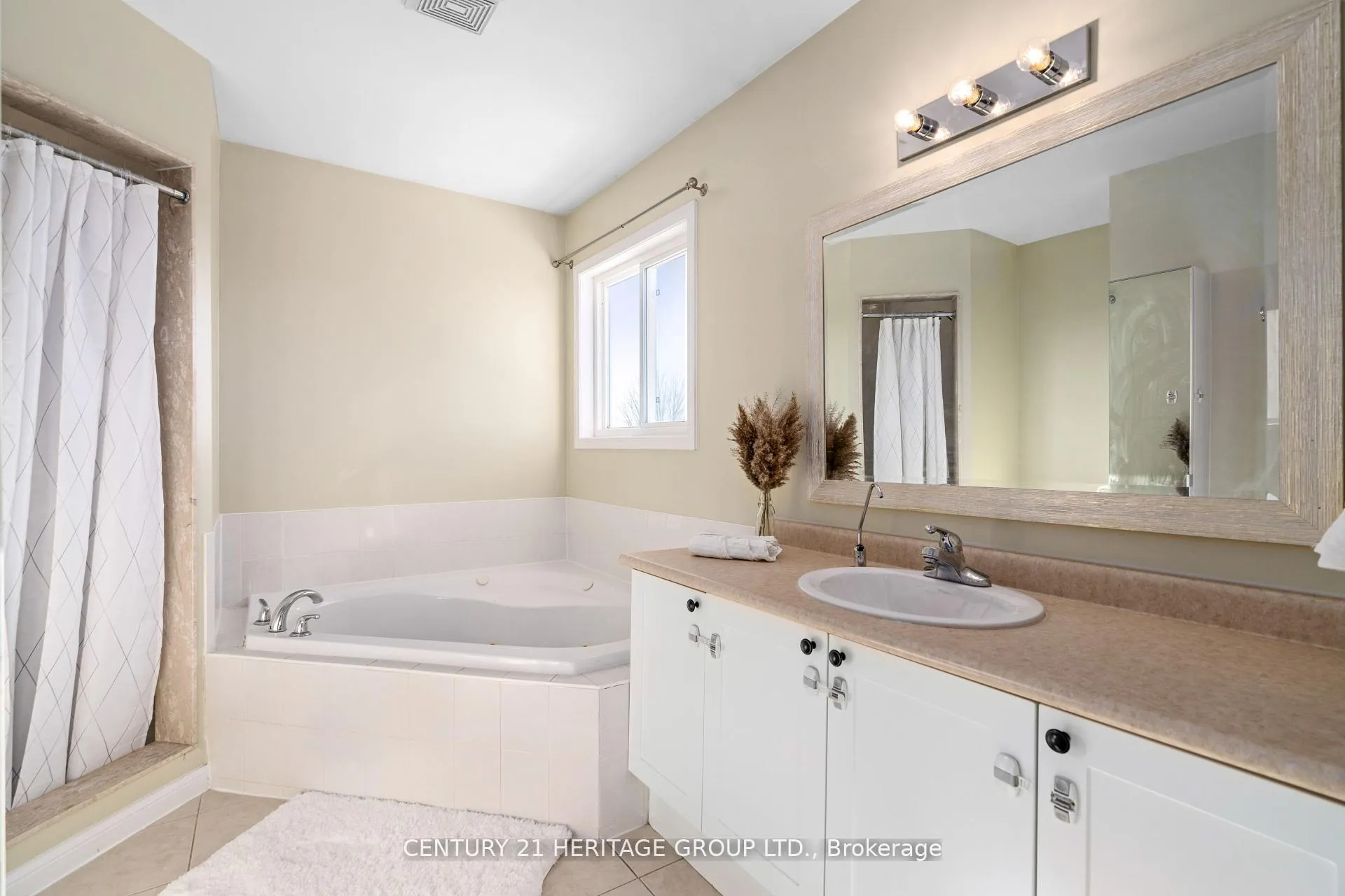 Photo 19 of 18 Tudor Crescent, Barrie, Innis-Shore — HOMEH