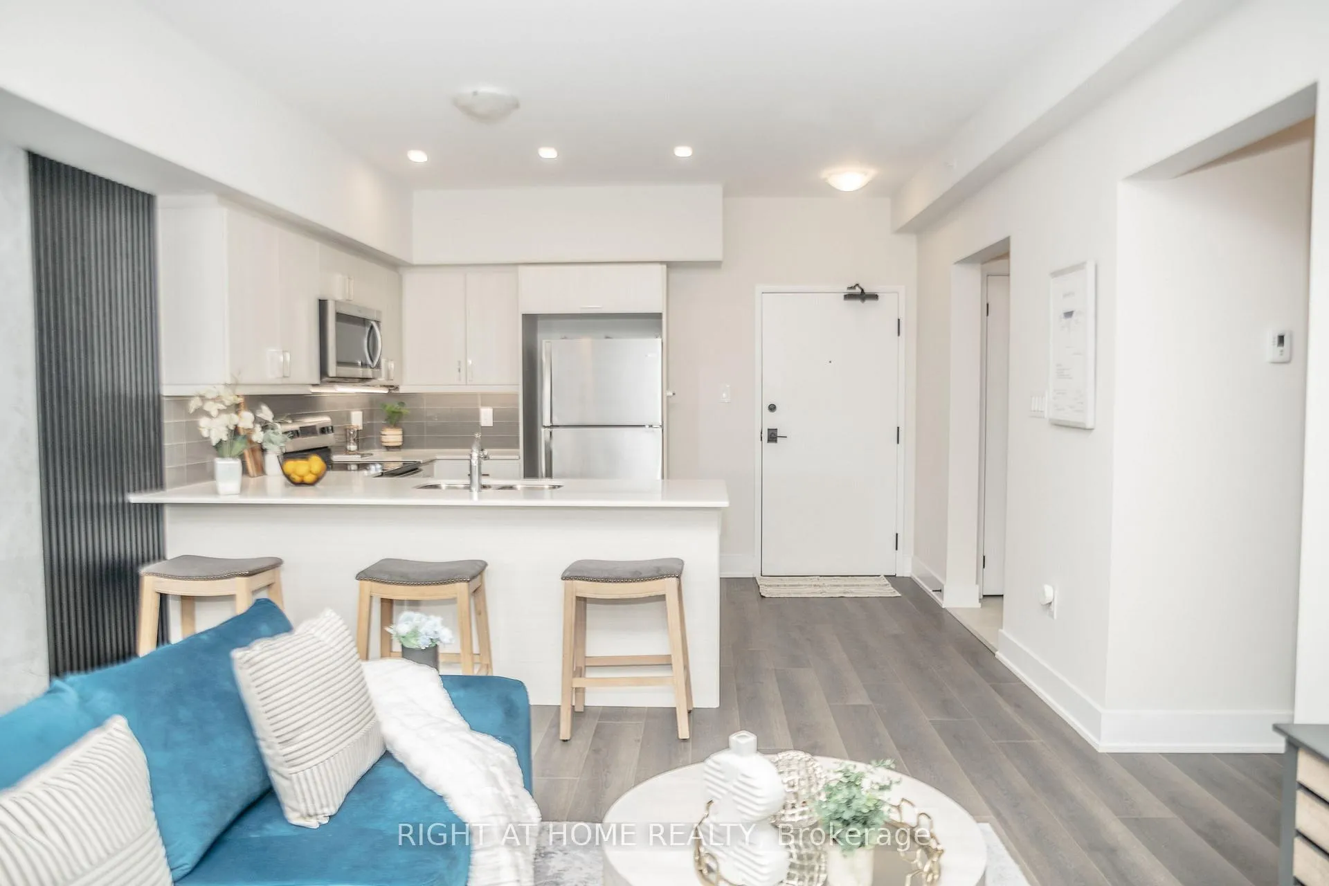 Photo 3 of Unit 407, 4 Spice Way, Barrie, Innis-Shore — HOMEH
