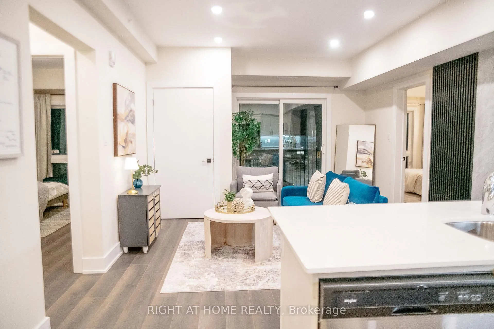 Photo 4 of Unit 407, 4 Spice Way, Barrie, Innis-Shore — HOMEH