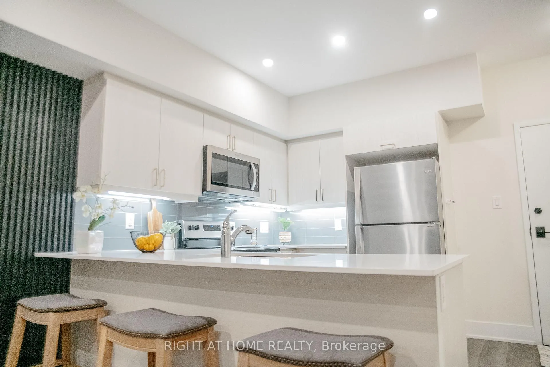 Photo 6 of Unit 407, 4 Spice Way, Barrie, Innis-Shore — HOMEH