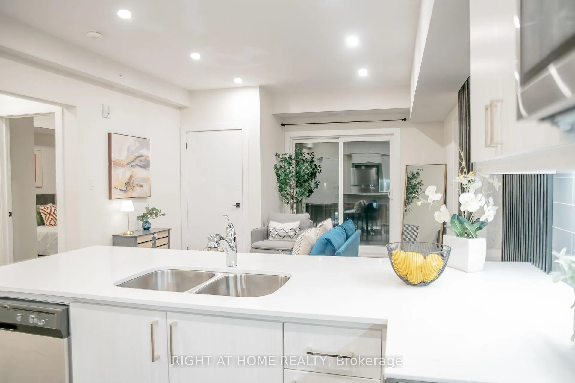 Photo 7 of Unit 407, 4 Spice Way, Barrie, Innis-Shore — HOMEH