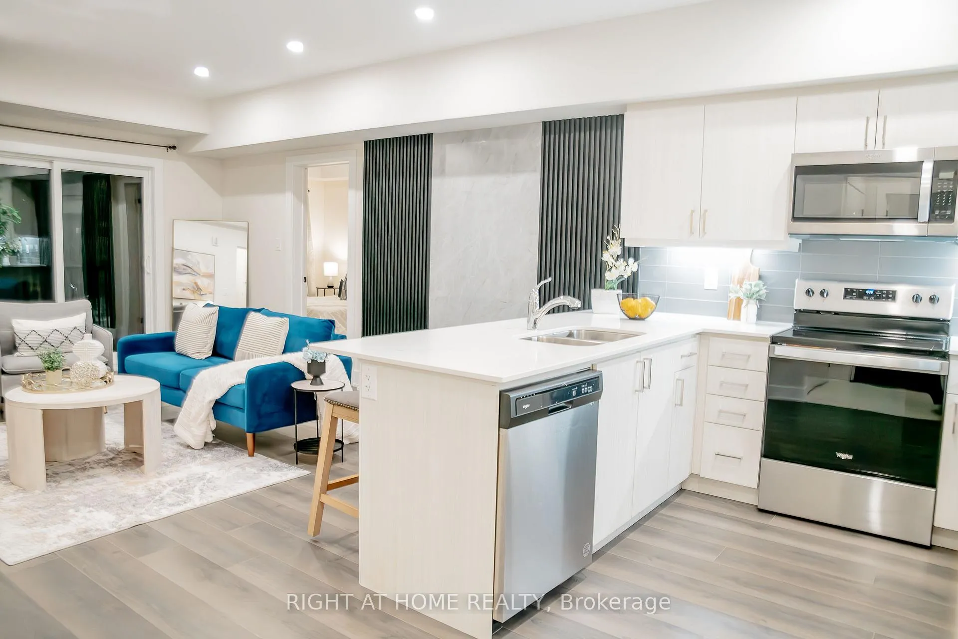 Photo 8 of Unit 407, 4 Spice Way, Barrie, Innis-Shore — HOMEH