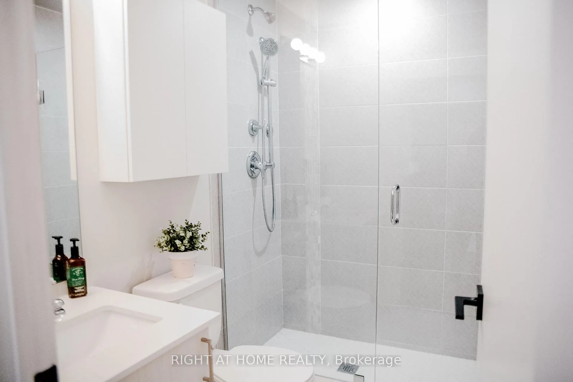Photo 13 of Unit 407, 4 Spice Way, Barrie, Innis-Shore — HOMEH