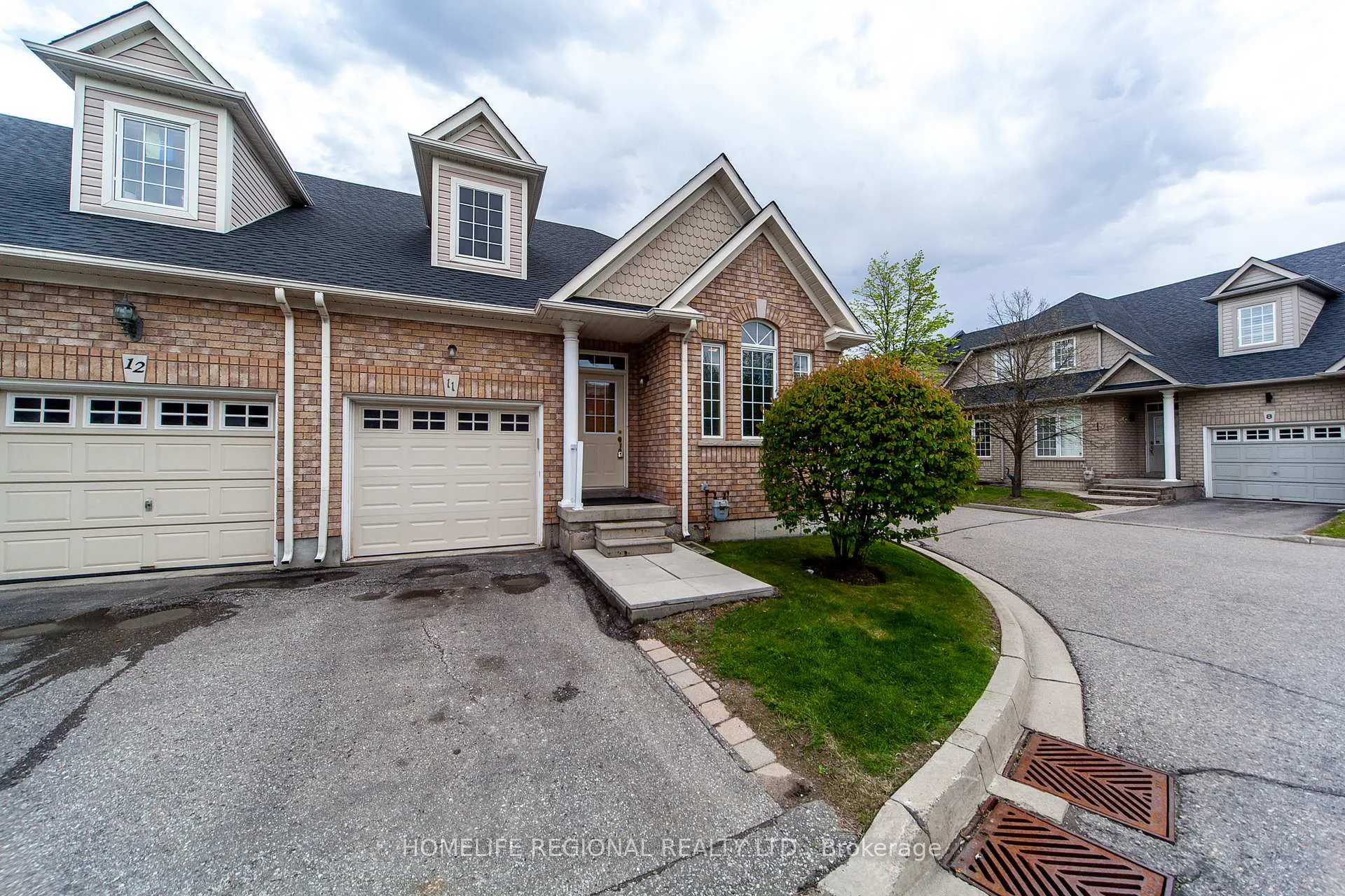 Photo 4 of Unit 11, 19 Niagara Drive, Oshawa, Samac — HOMEH
