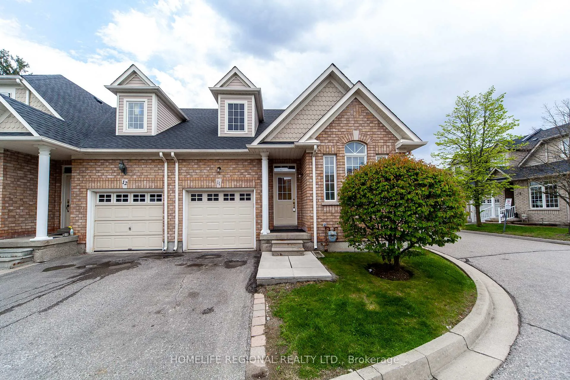 Photo 5 of Unit 11, 19 Niagara Drive, Oshawa, Samac — HOMEH