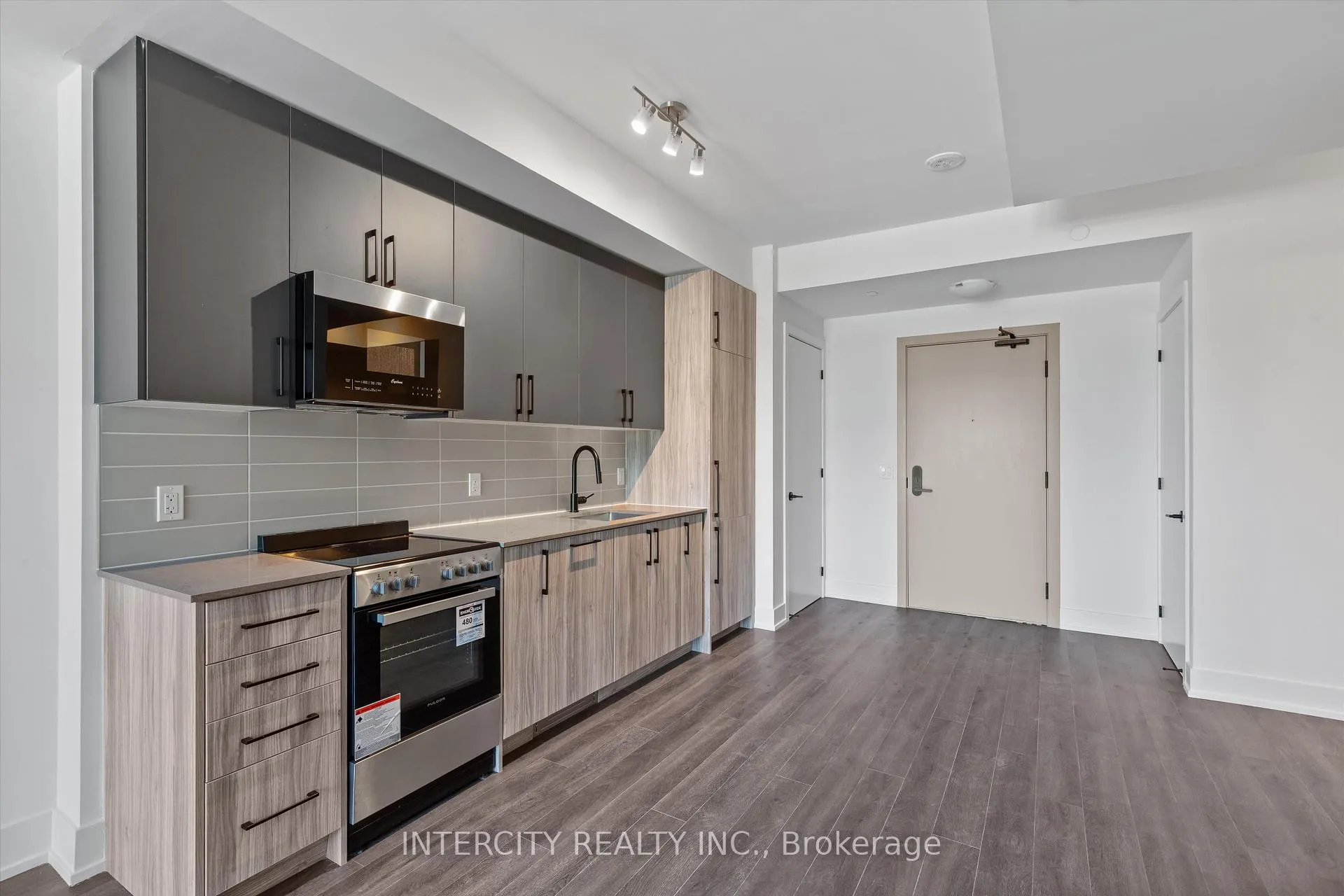 Photo 6 of Unit 233, 2075 King Road, King, King City — HOMEH