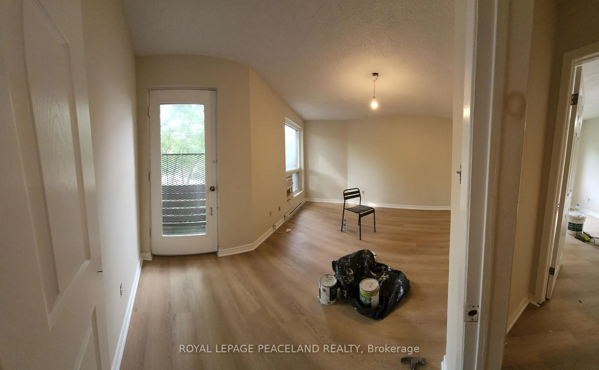 Front of Unit 6, 558 Spadina Crescent