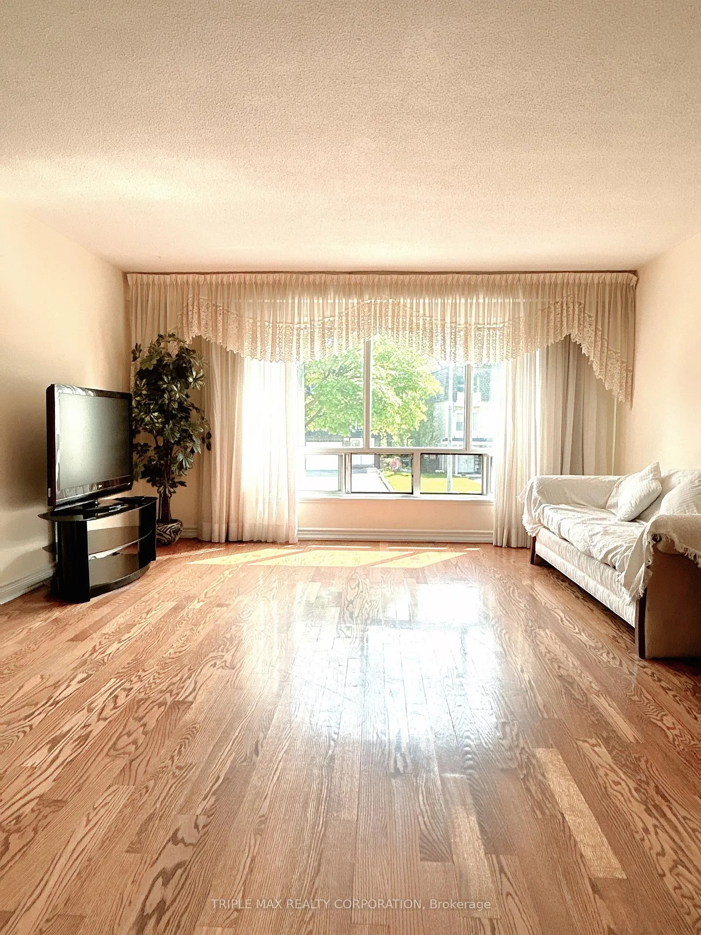 Photo 2 of 196 Edmonton Drive, North York, Pleasant View — HOMEH