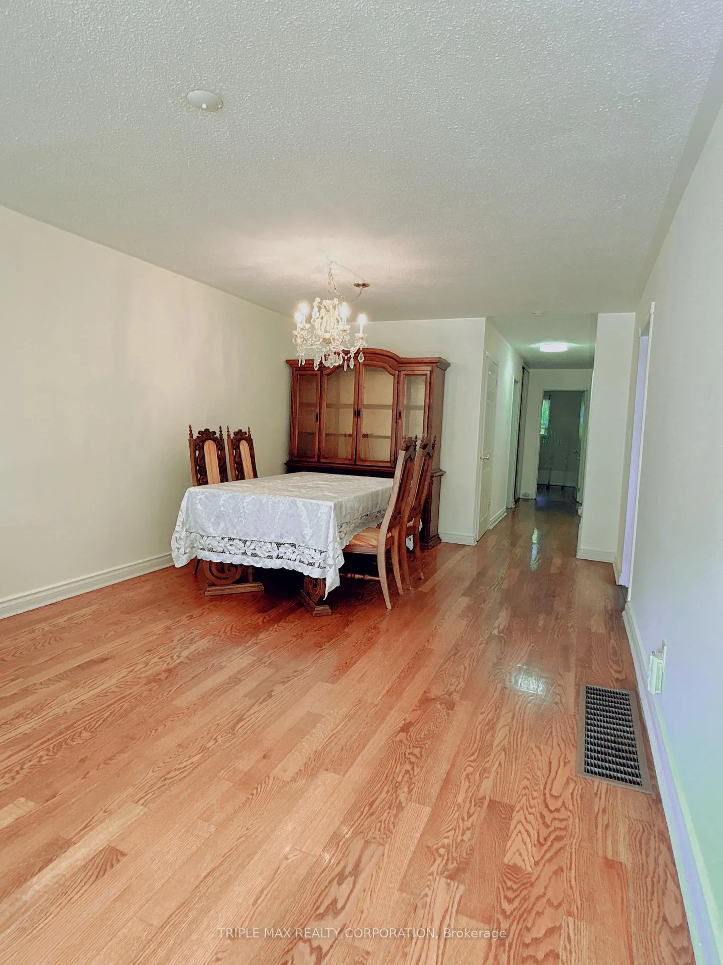 Photo 3 of 196 Edmonton Drive, North York, Pleasant View — HOMEH