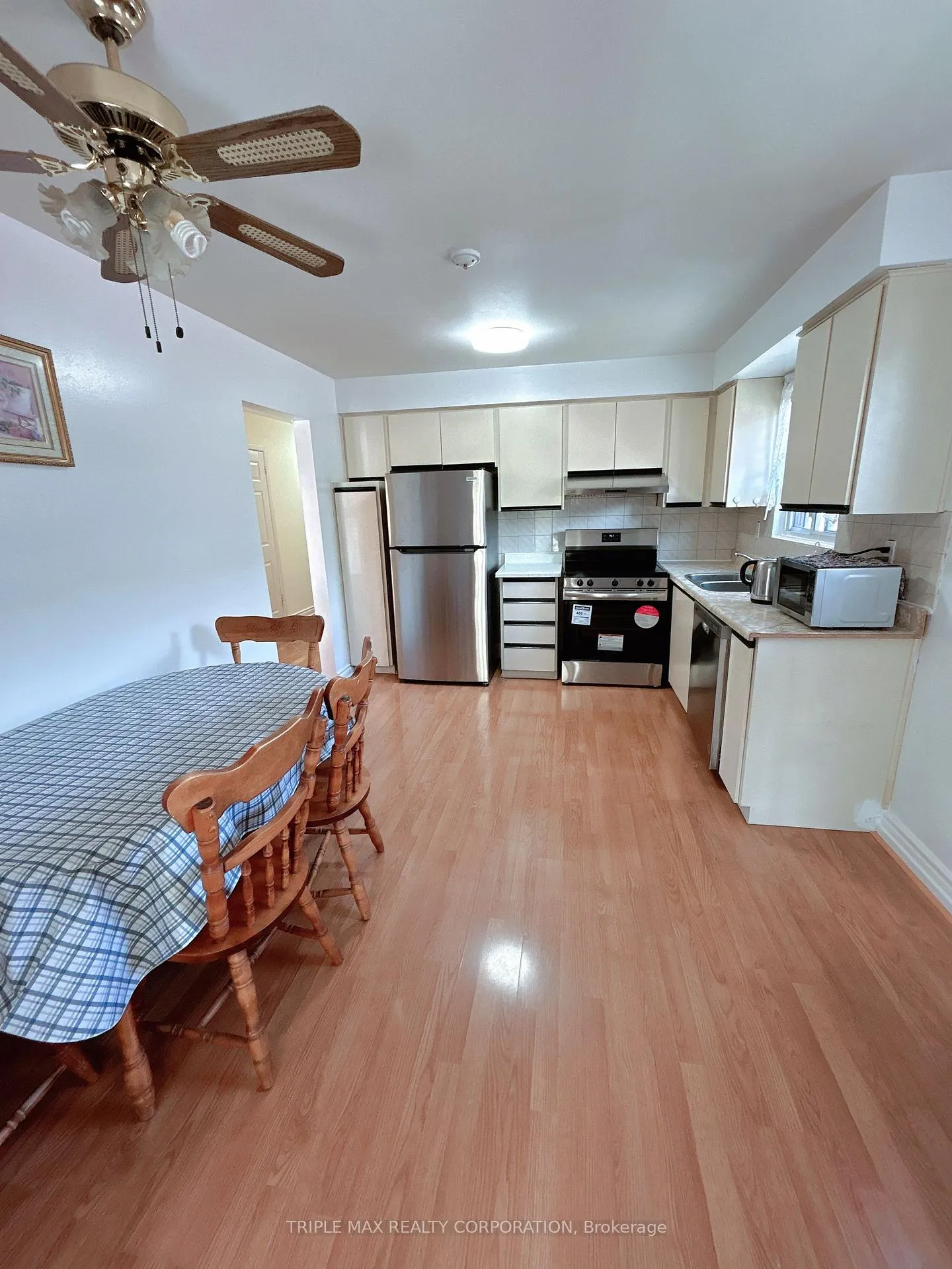 Photo 4 of 196 Edmonton Drive, North York, Pleasant View — HOMEH