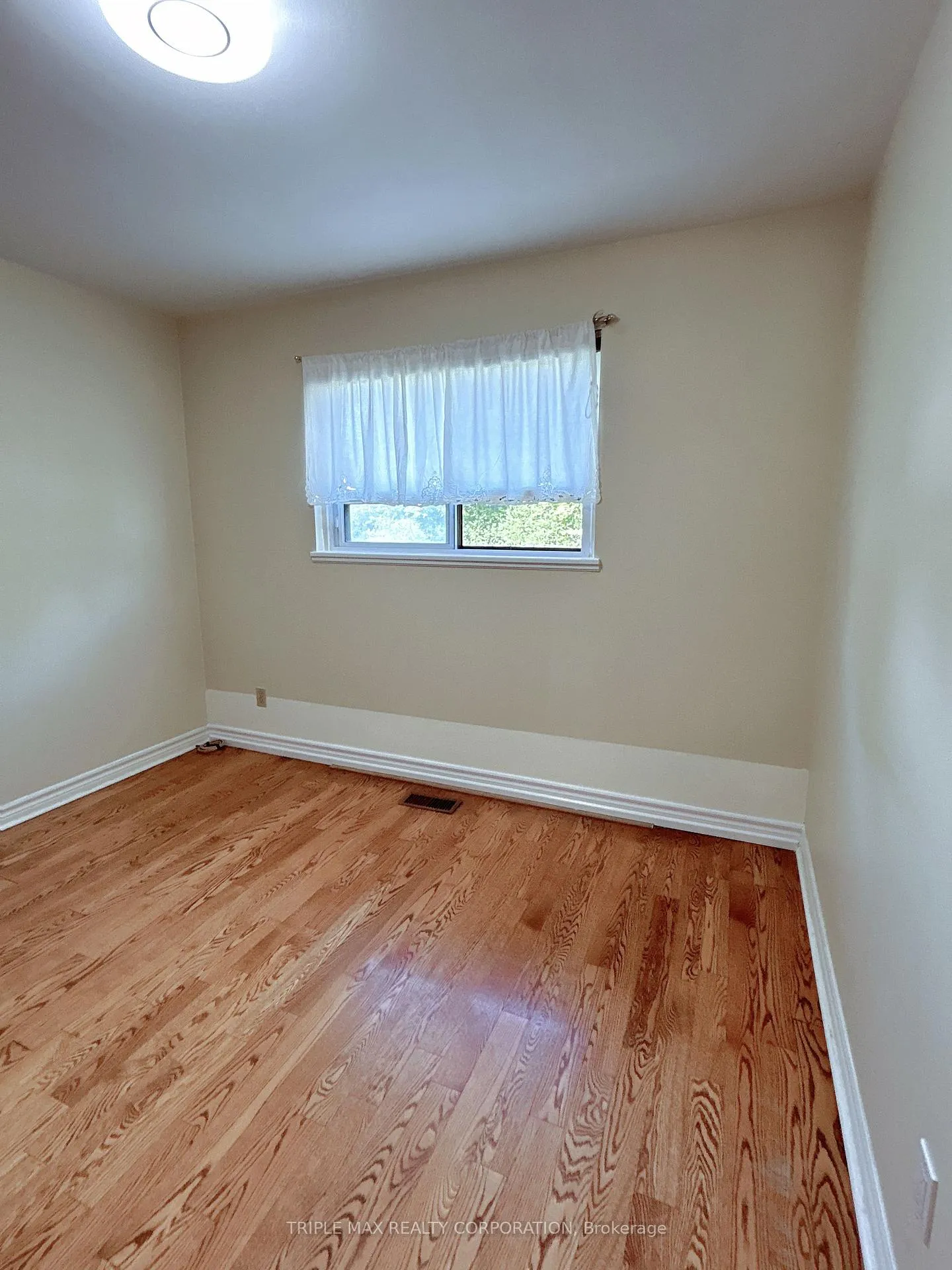 Photo 7 of 196 Edmonton Drive, North York, Pleasant View — HOMEH