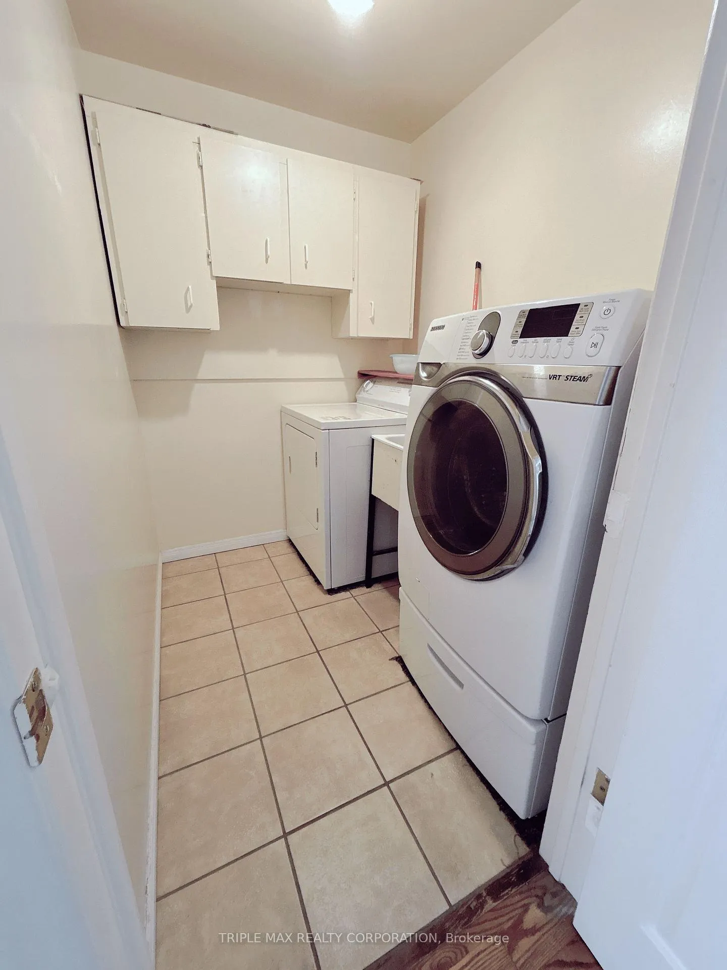 Photo 10 of 196 Edmonton Drive, North York, Pleasant View — HOMEH