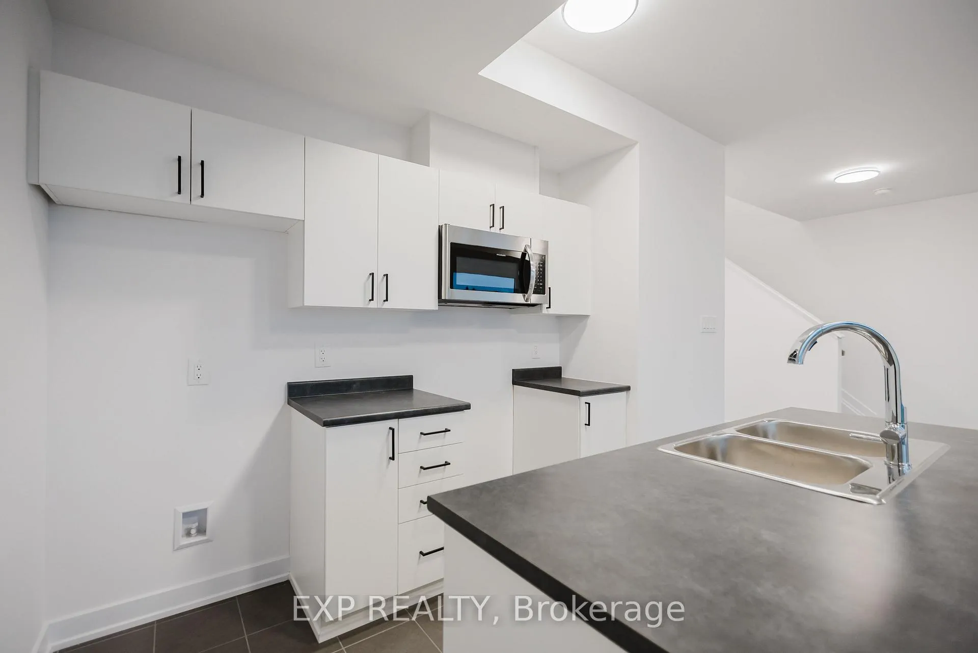 Photo 13 of 619 Silhouette Private, Ottawa, Barrhaven - Cedargrove/Fraserdale — HOMEH