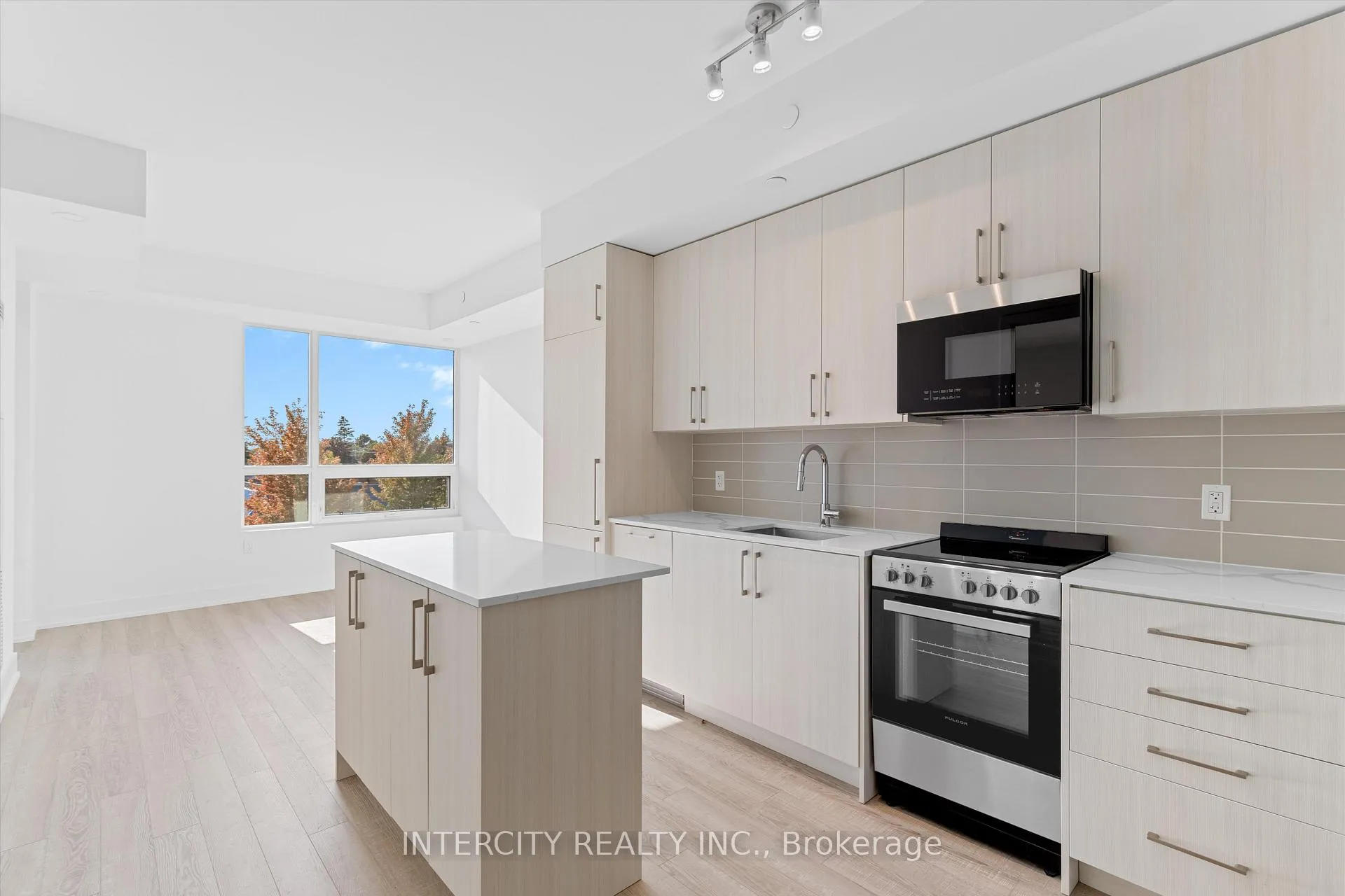 Photo 9 of Unit 323, 2075 King Road, King, King City — HOMEH