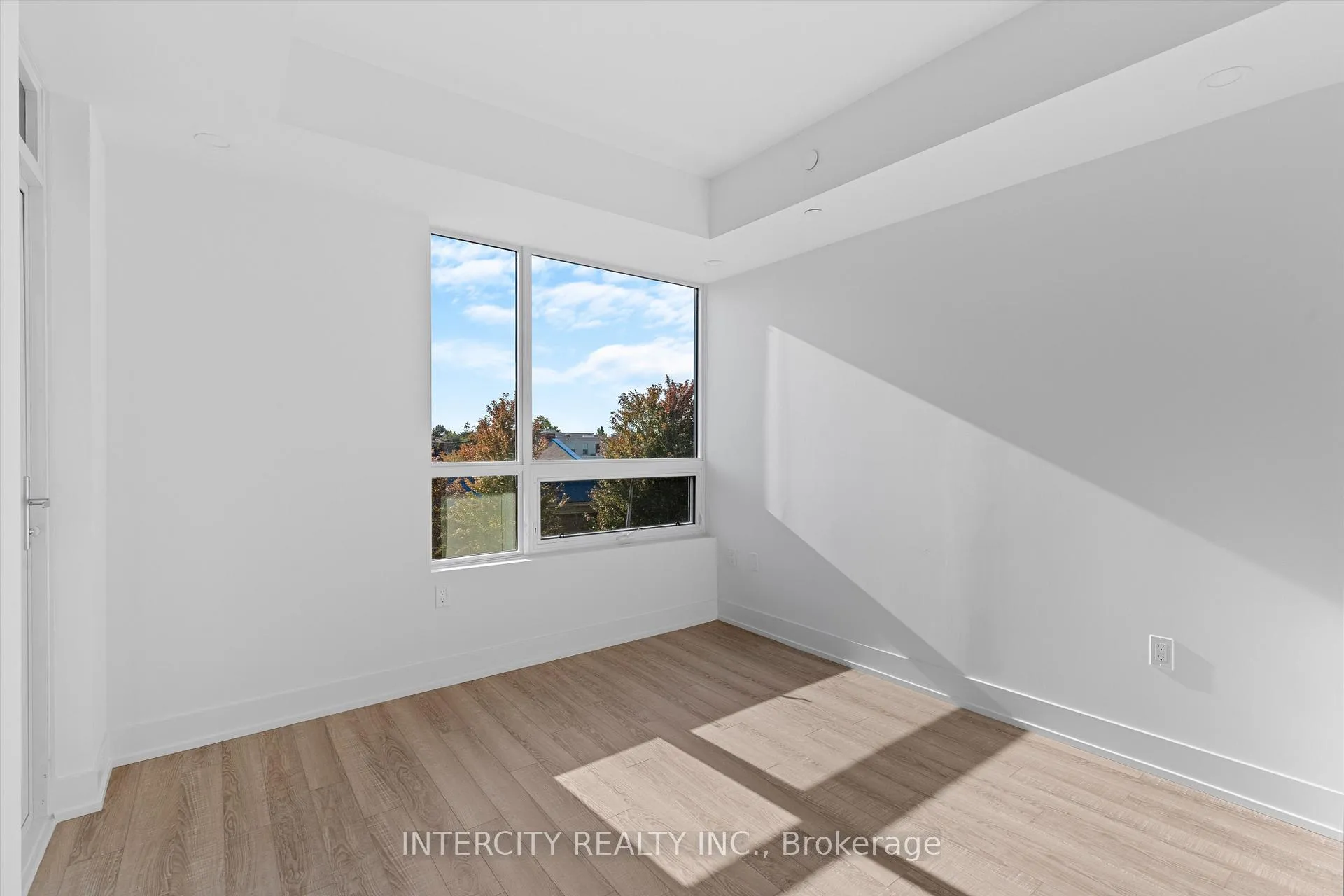 Photo 10 of Unit 323, 2075 King Road, King, King City — HOMEH