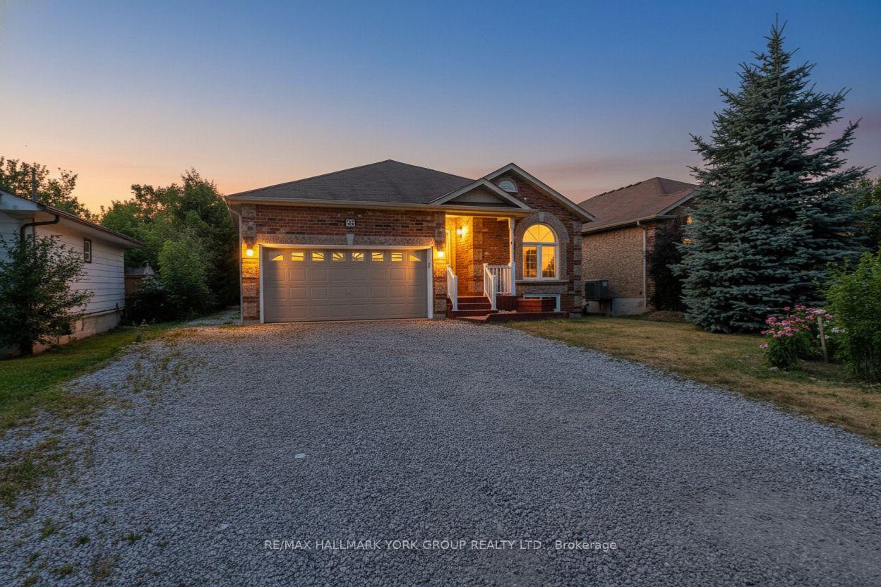 Photo 2 of 39 Farley Circle, Georgina, Historic Lakeshore Communities — HOMEH