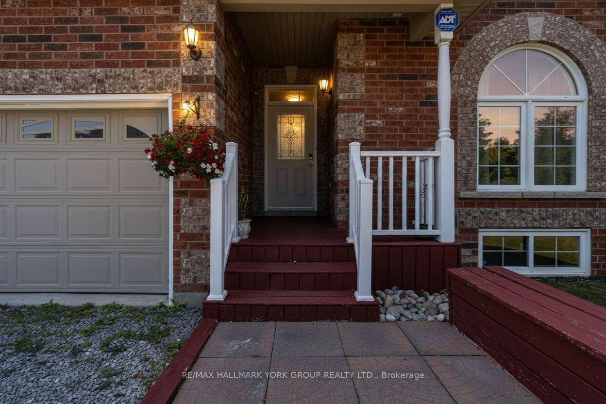Photo 3 of 39 Farley Circle, Georgina, Historic Lakeshore Communities — HOMEH