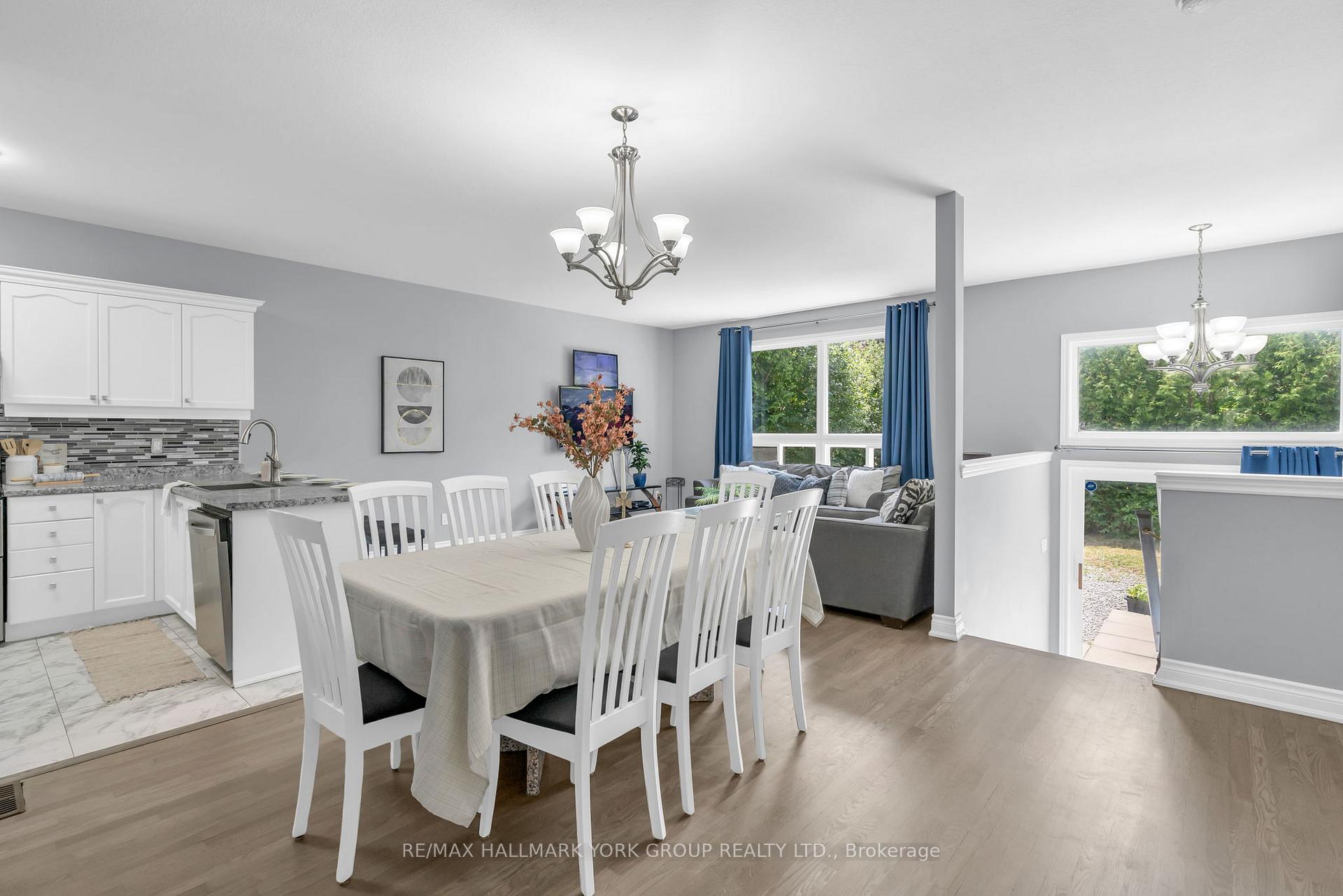 Photo 4 of 39 Farley Circle, Georgina, Historic Lakeshore Communities — HOMEH