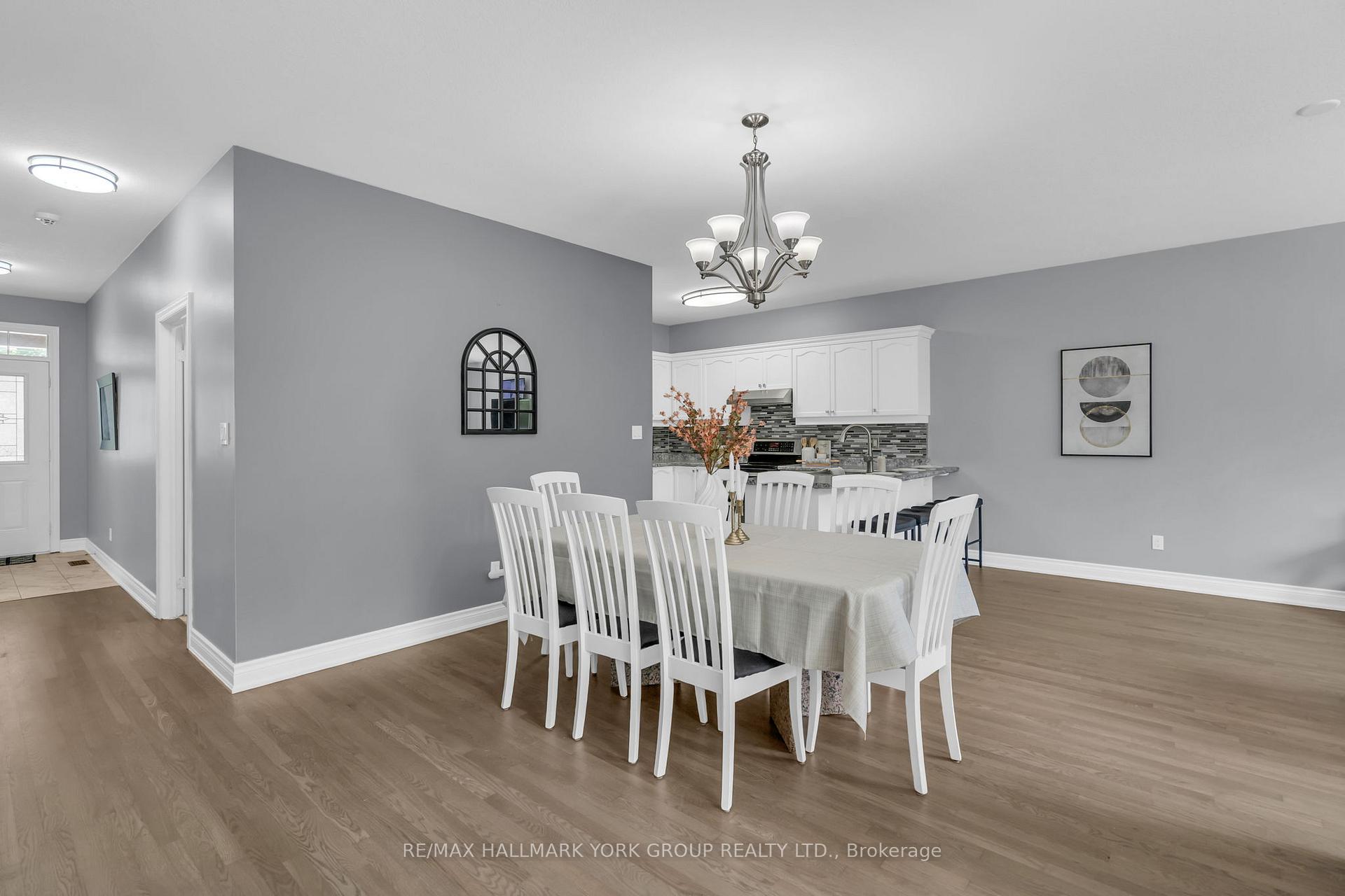 Photo 5 of 39 Farley Circle, Georgina, Historic Lakeshore Communities — HOMEH