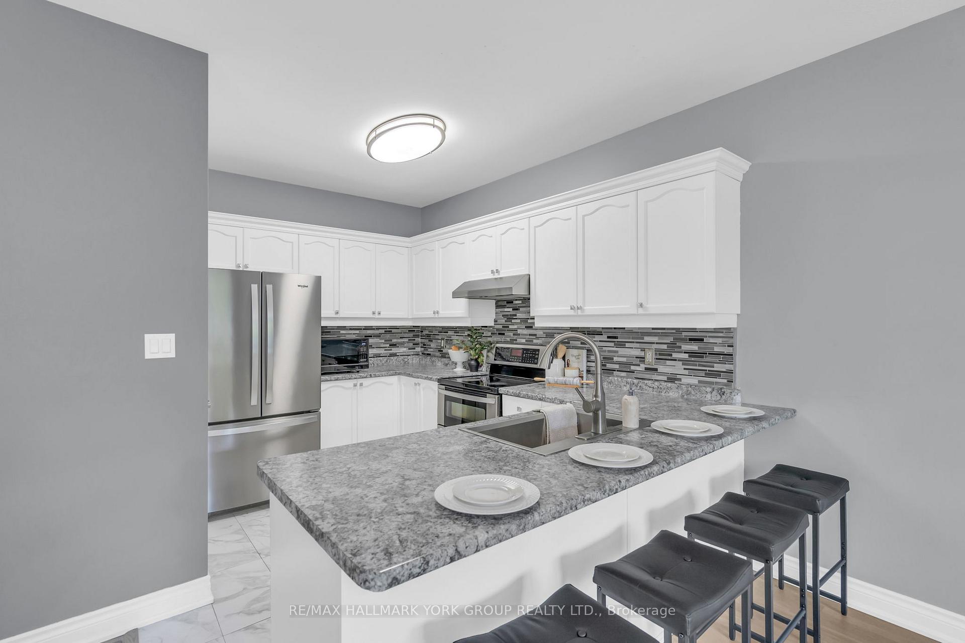Photo 7 of 39 Farley Circle, Georgina, Historic Lakeshore Communities — HOMEH
