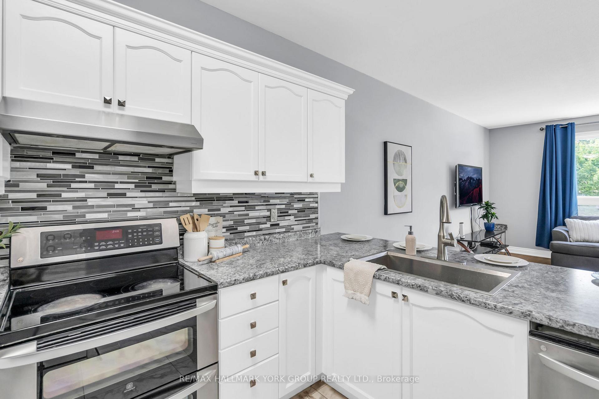 Photo 10 of 39 Farley Circle, Georgina, Historic Lakeshore Communities — HOMEH