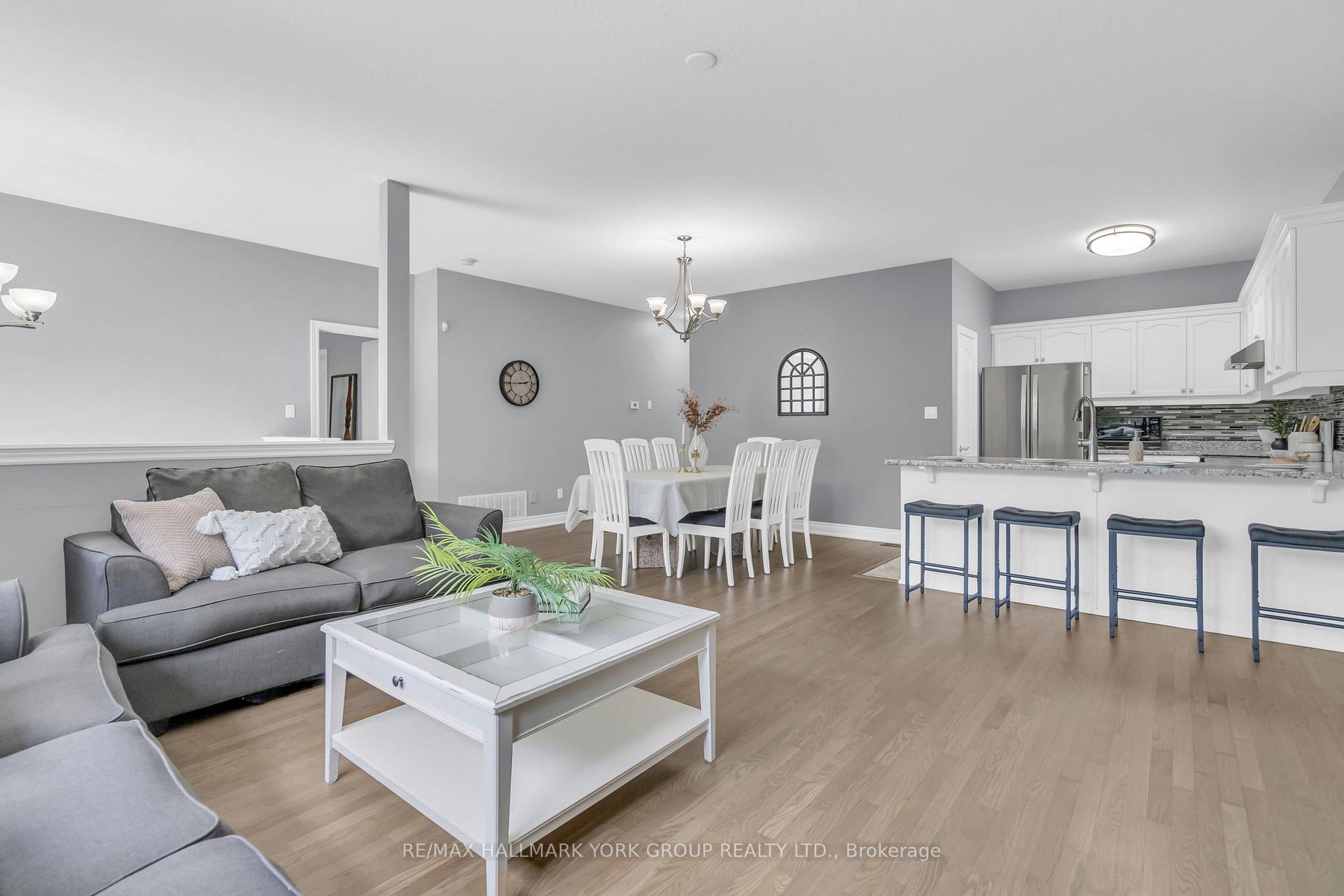 Photo 14 of 39 Farley Circle, Georgina, Historic Lakeshore Communities — HOMEH
