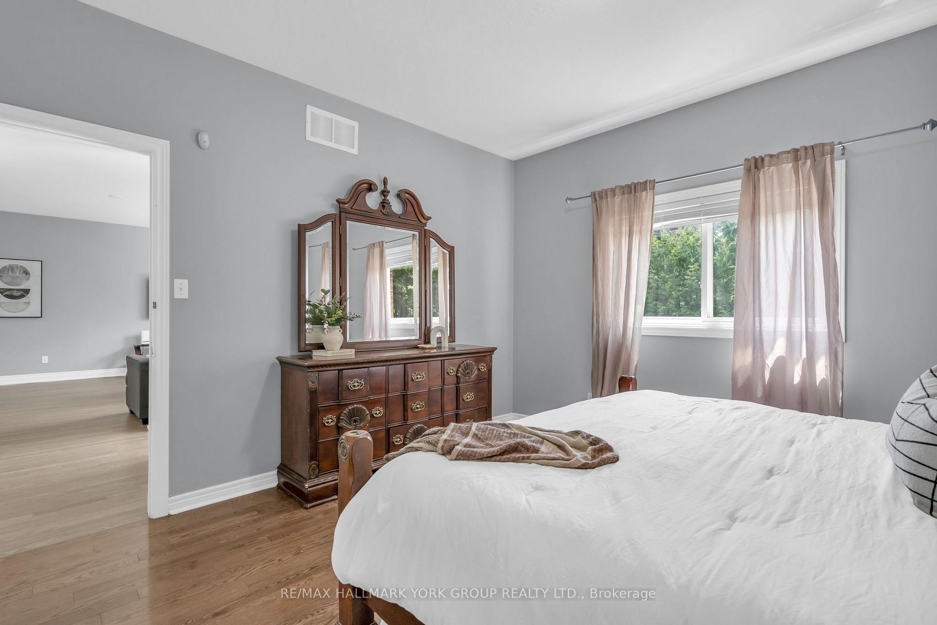 Photo 18 of 39 Farley Circle, Georgina, Historic Lakeshore Communities — HOMEH