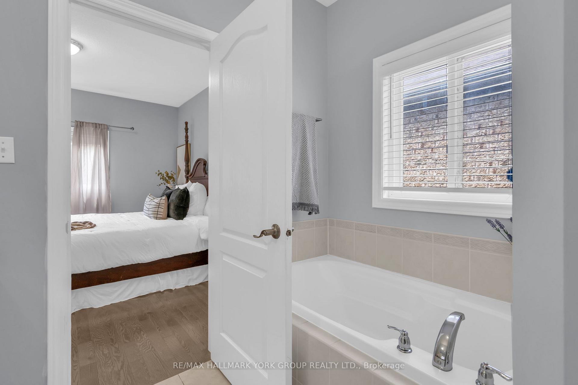 Photo 20 of 39 Farley Circle, Georgina, Historic Lakeshore Communities — HOMEH