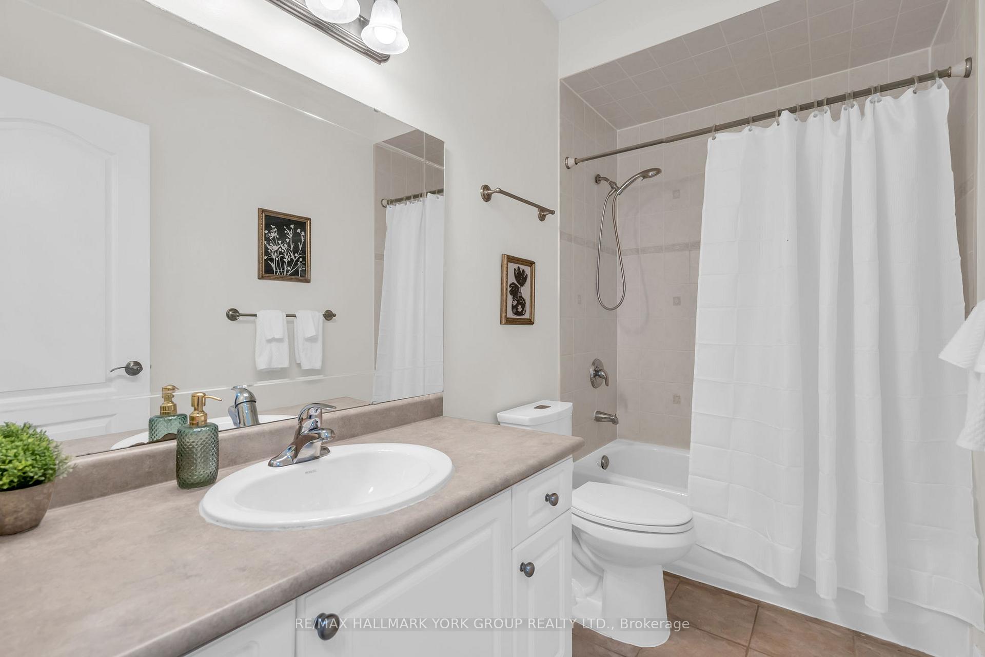 Photo 23 of 39 Farley Circle, Georgina, Historic Lakeshore Communities — HOMEH