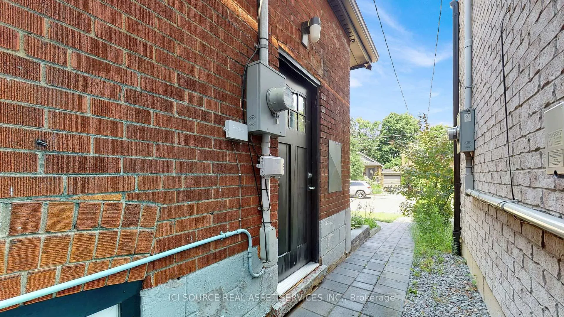 Photo 2 of Unit Lower, 33 Davies Crescent, Toronto, East York — HOMEH