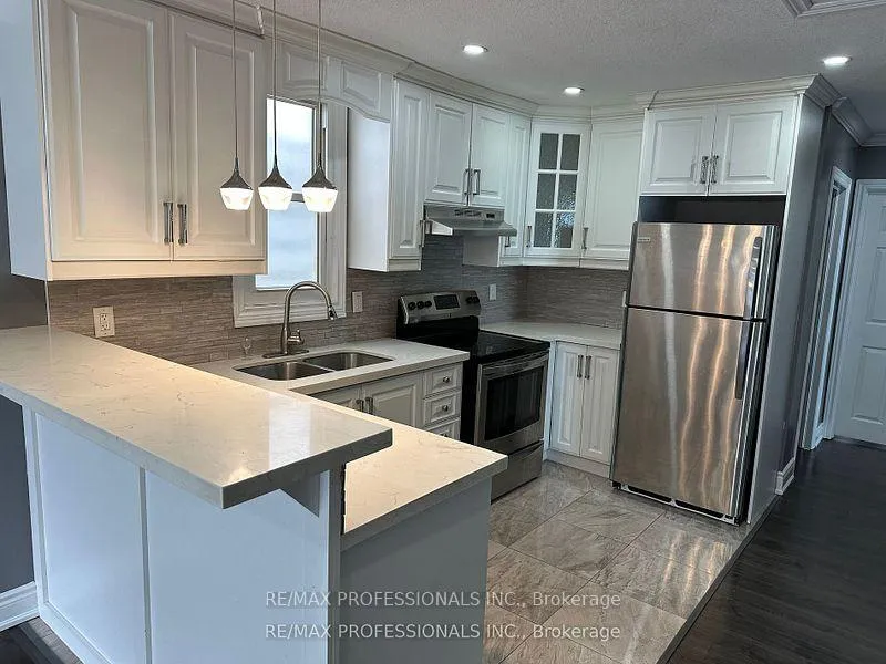 Front of Unit Upper, 167.5 Grosvenor Avenue N